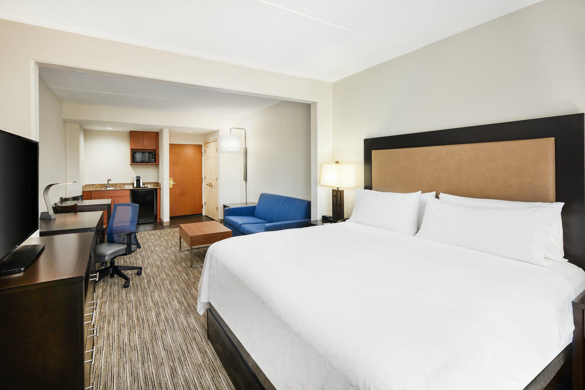 Holiday Inn Express & Suites Jacksonville SE- Med Ctr Area Photo