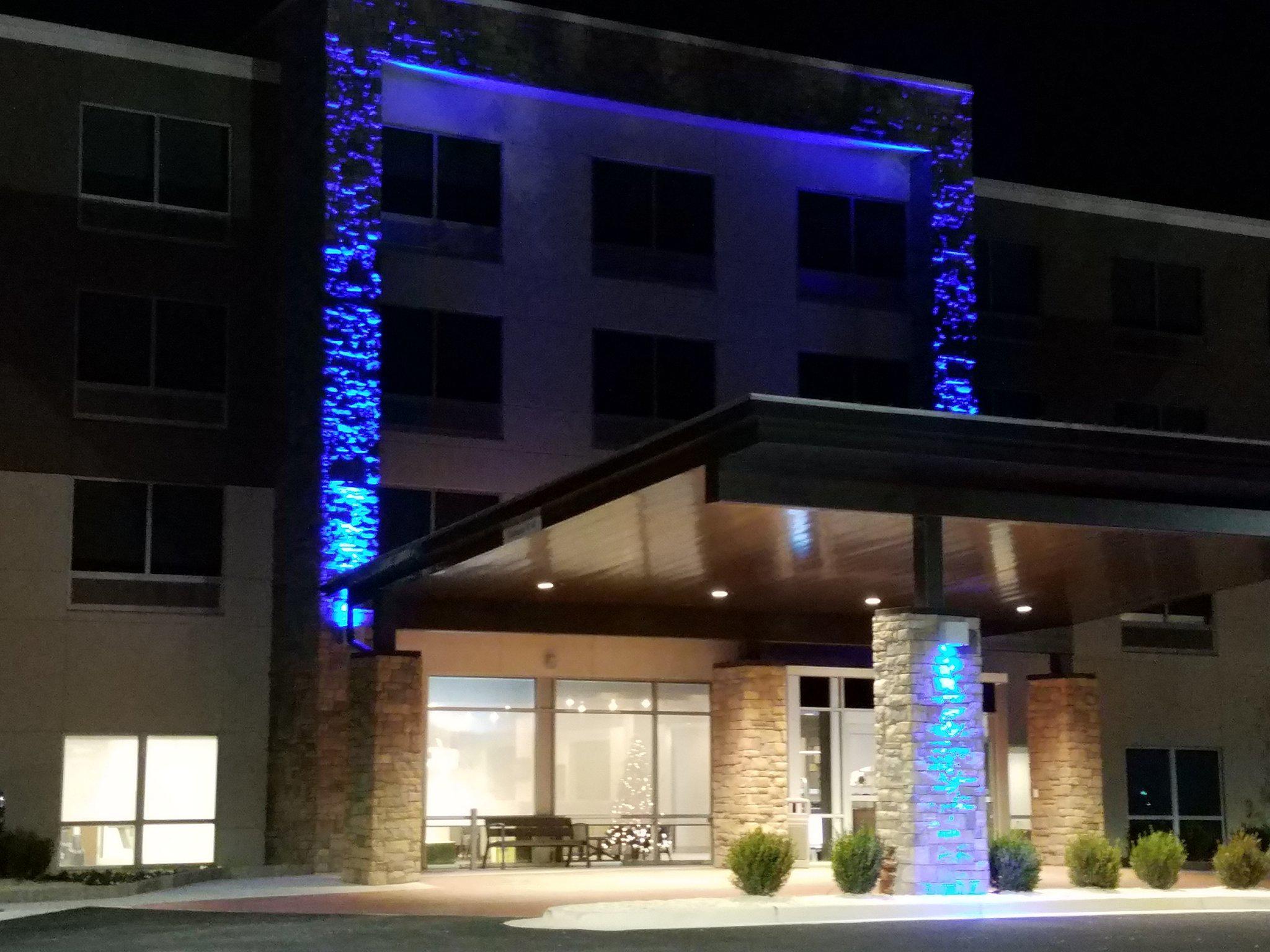 Holiday Inn Express & Suites Decatur Photo