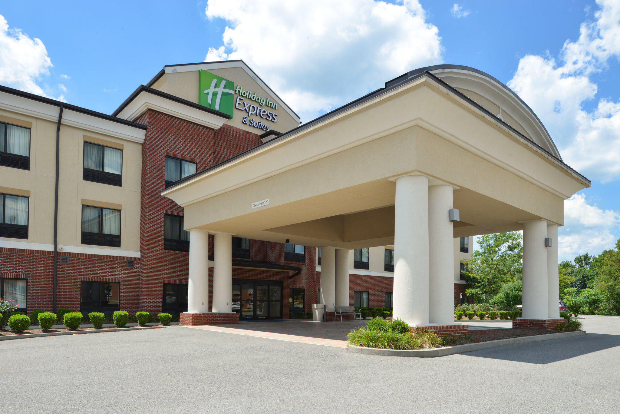 Holiday Inn Express & Suites Fairmont Photo