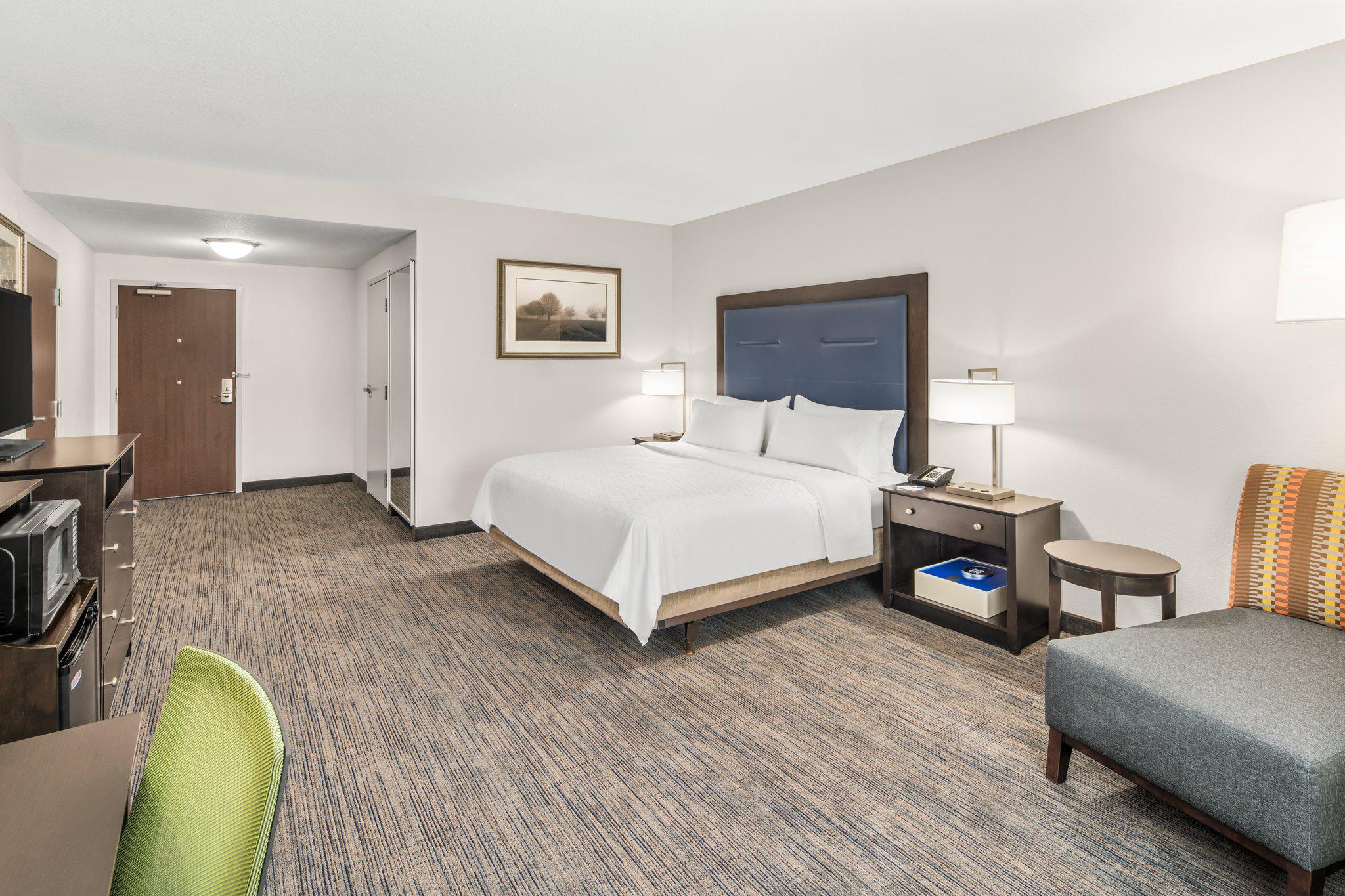 Holiday Inn Express & Suites Wilmington-Newark Photo