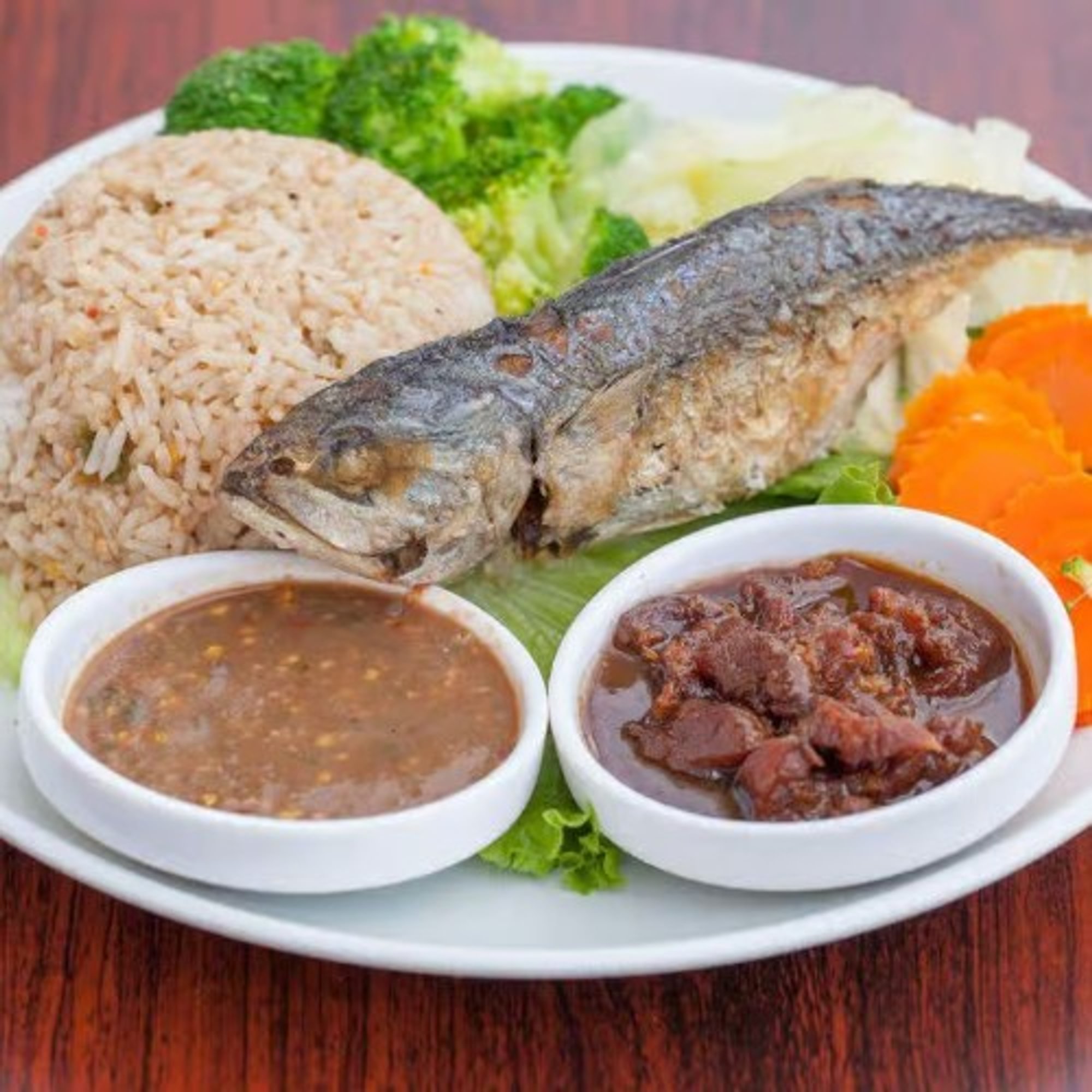 Spicy Shrimp Paste Fried Rice with Fried Mackerel (ข้าวผัดน้ําพริกกะปิ ปลาทู หมูหวาน ผักต้ม)
