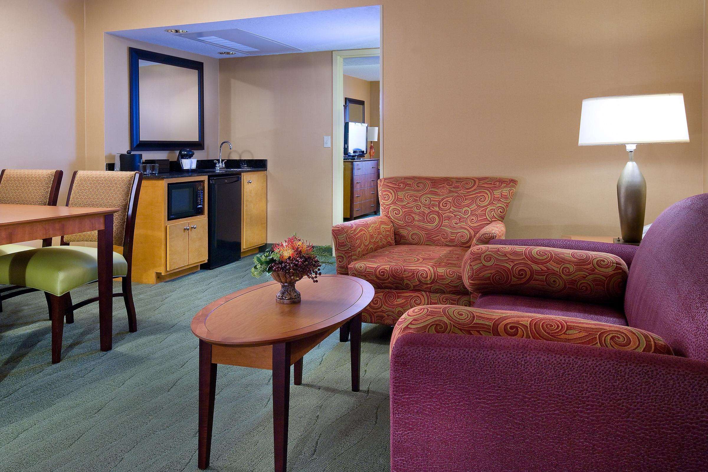 Embassy Suites by Hilton Kansas City International Airport Photo