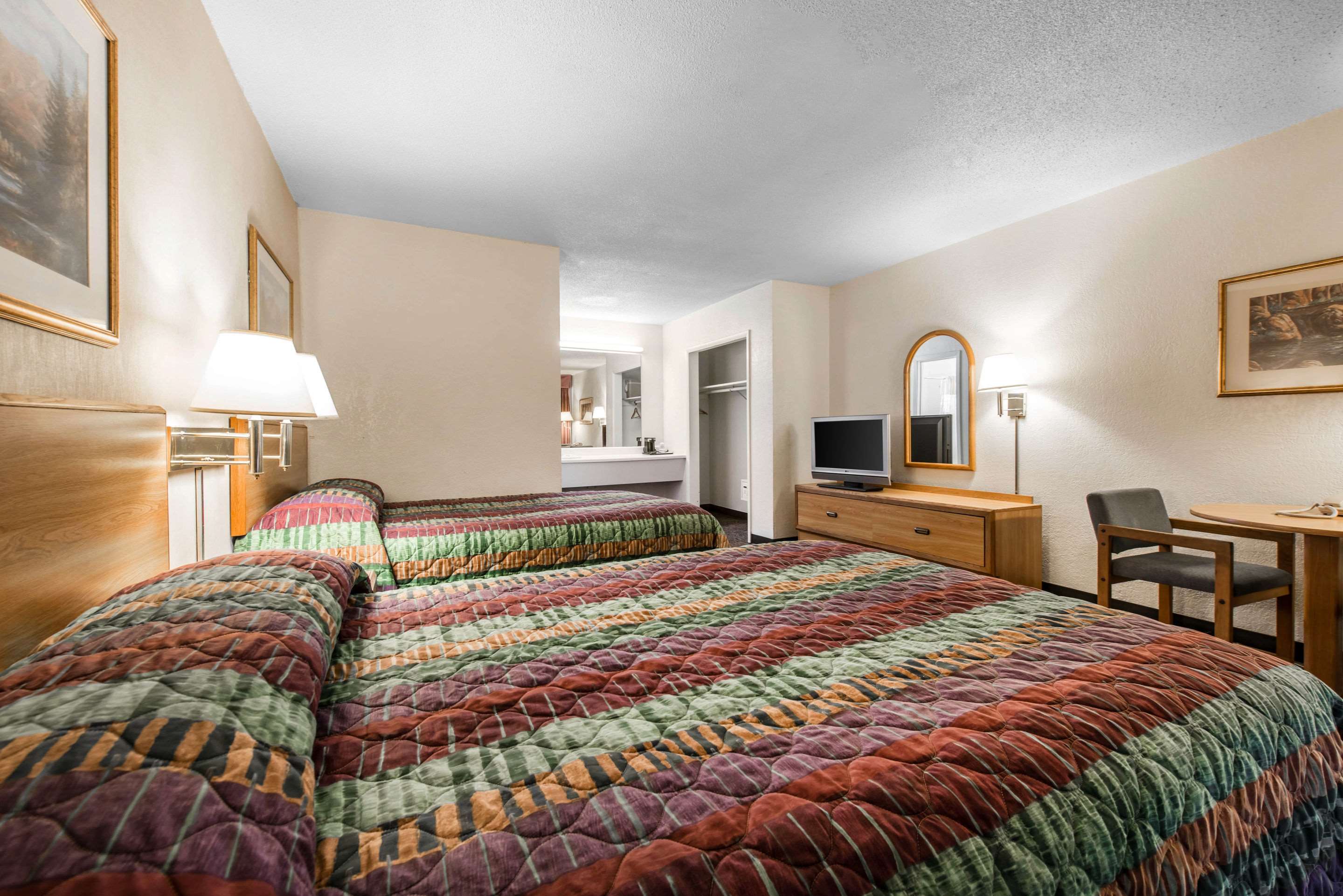 Rodeway Inn & Suites Photo