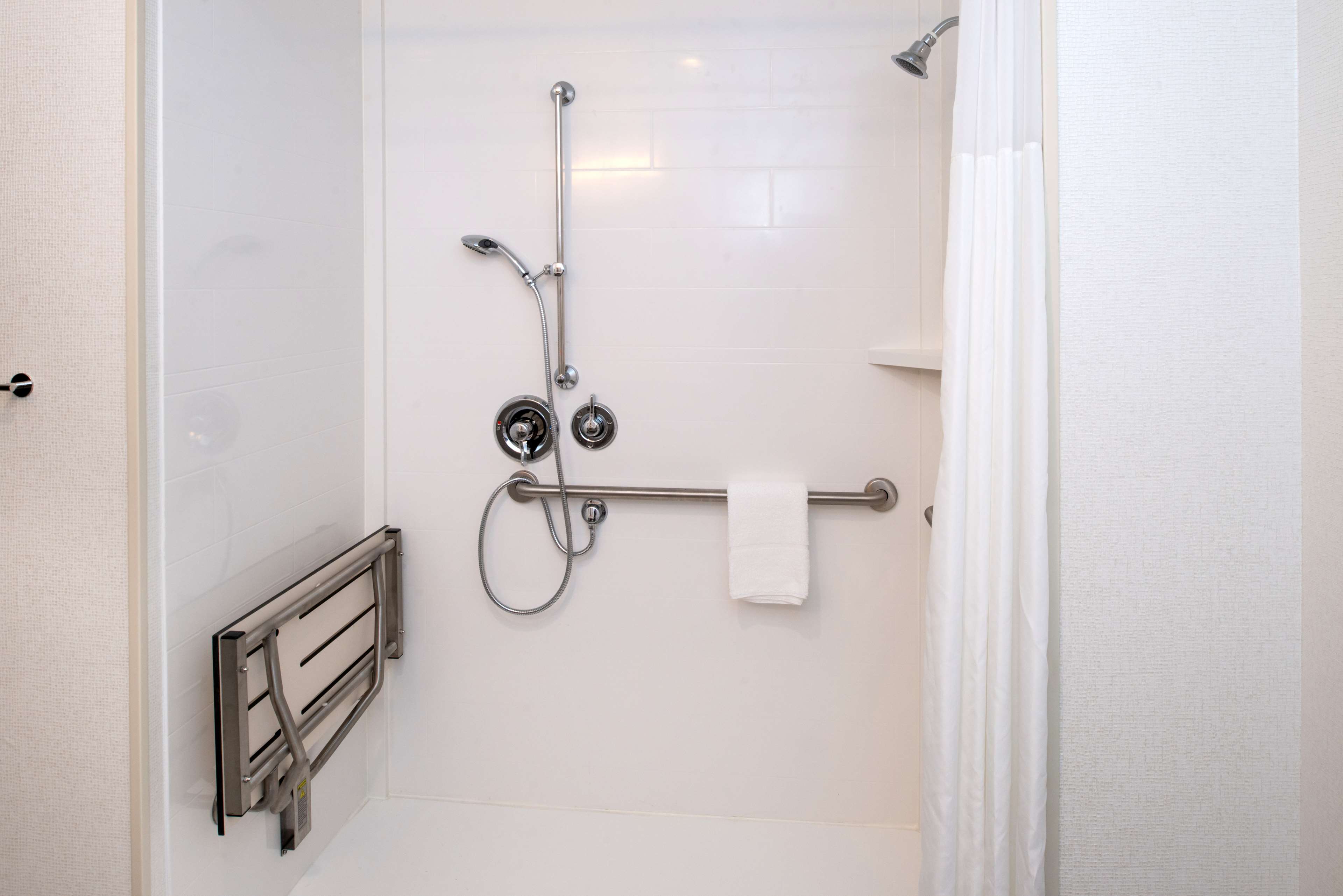 Guest room bath