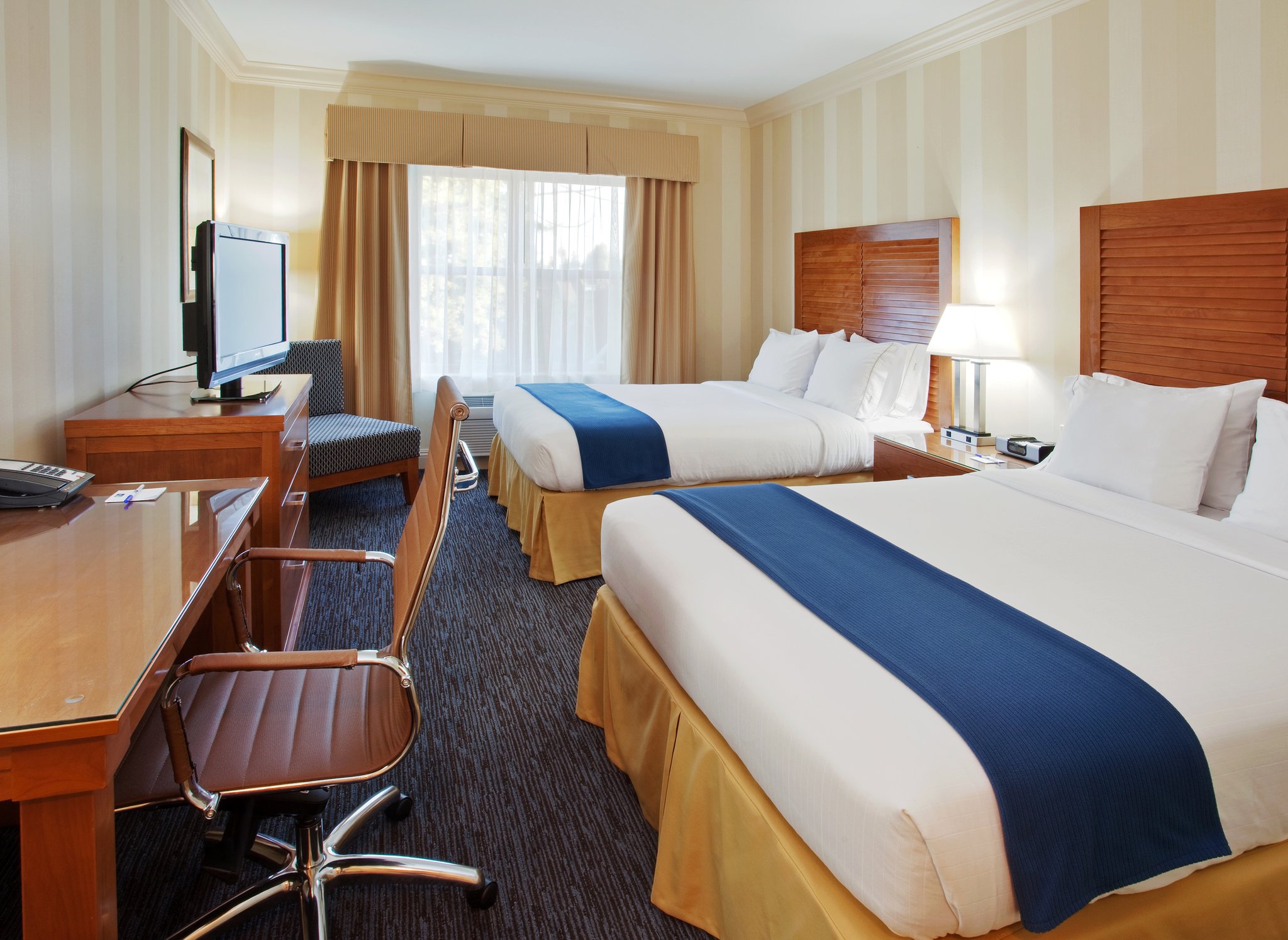 Holiday Inn Express & Suites Santa Cruz by IHG Image