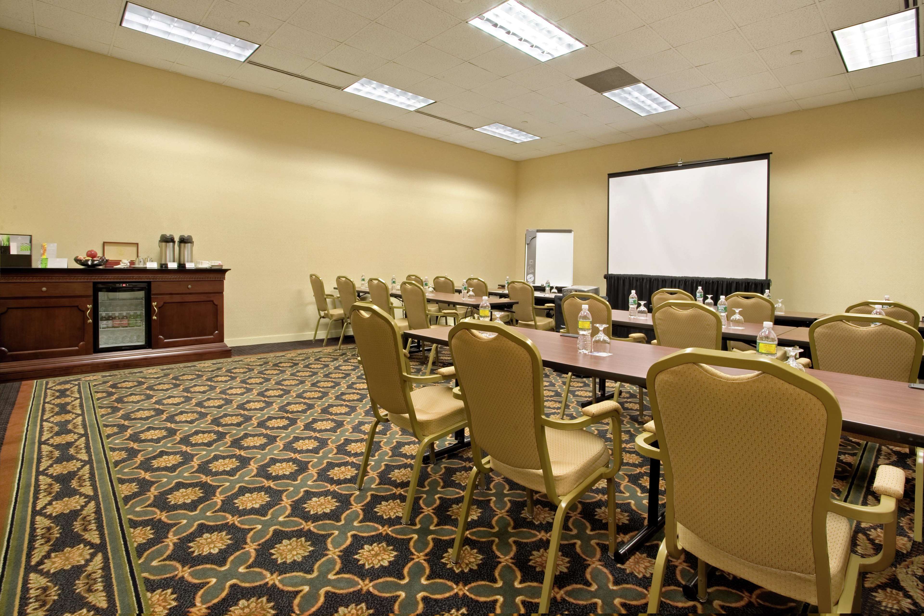 Hilton East Brunswick Hotel & Executive Meeting Center Photo