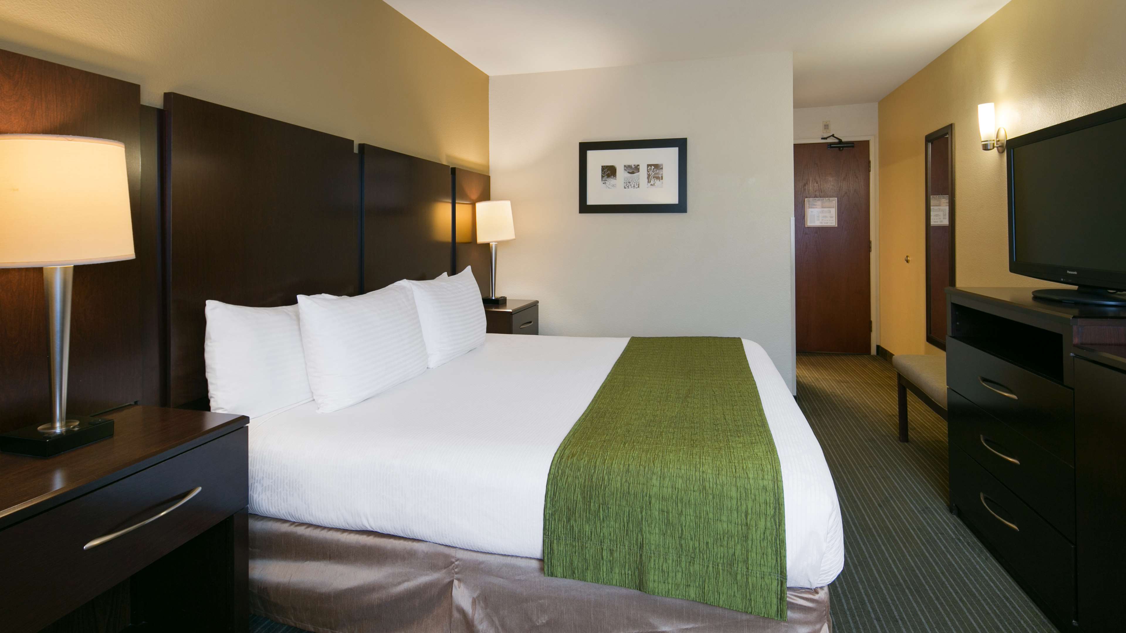 Best Western Plus Plaza by the Green Photo