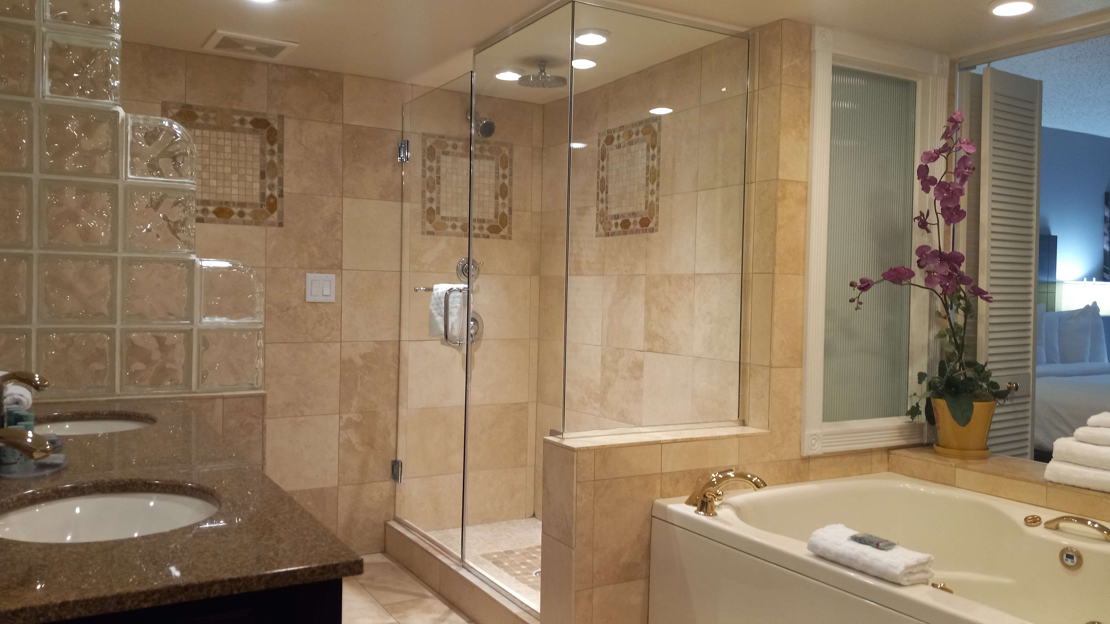 King Whirlpool Suite