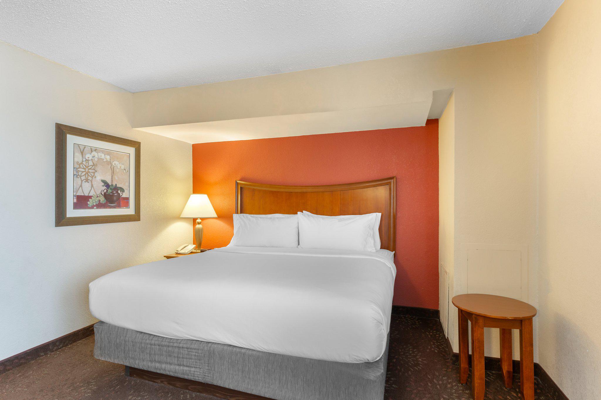 Holiday Inn Express Chicago-Downers Grove Photo