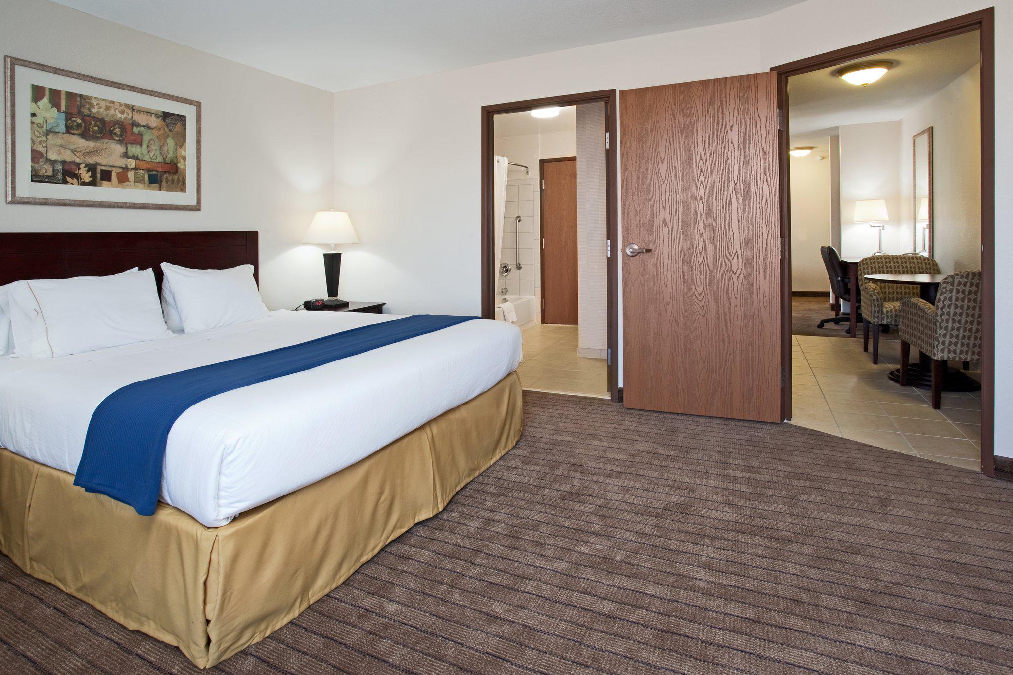 Holiday Inn Express & Suites Buffalo Photo