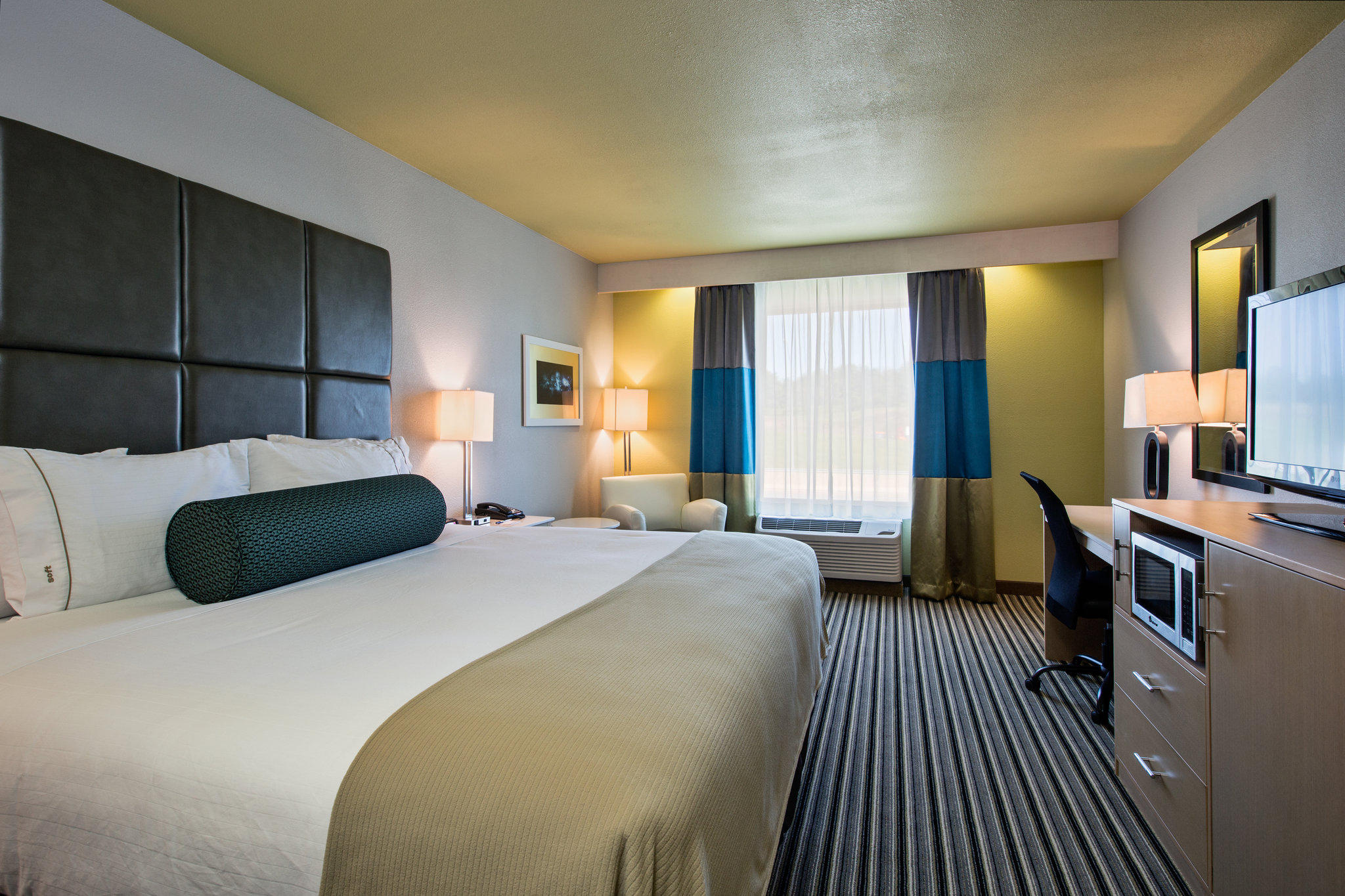 Holiday Inn Express & Suites Carlisle - Harrisburg Area Photo