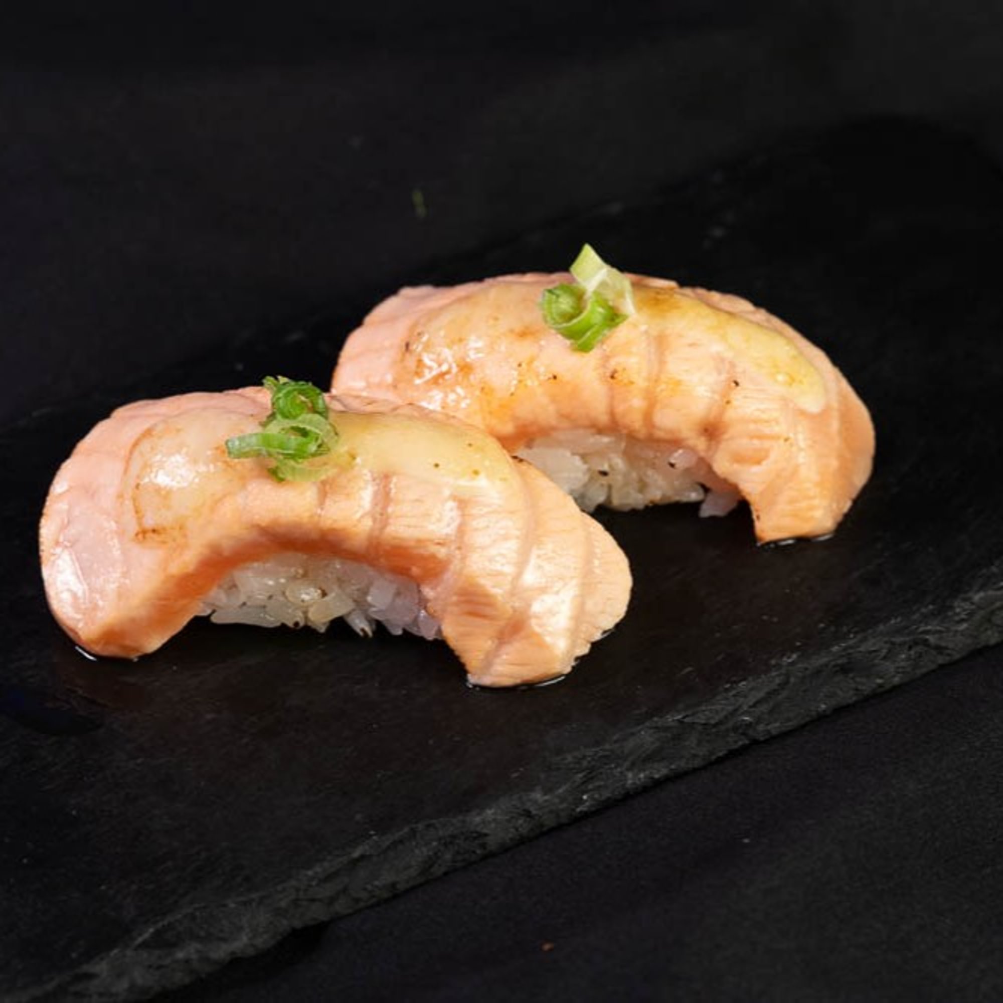 Seared Salmon Sushi (2pcs)