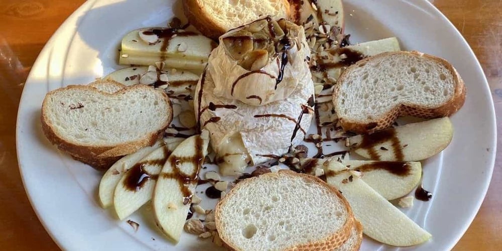 Baked Brie & Roasted Garlic