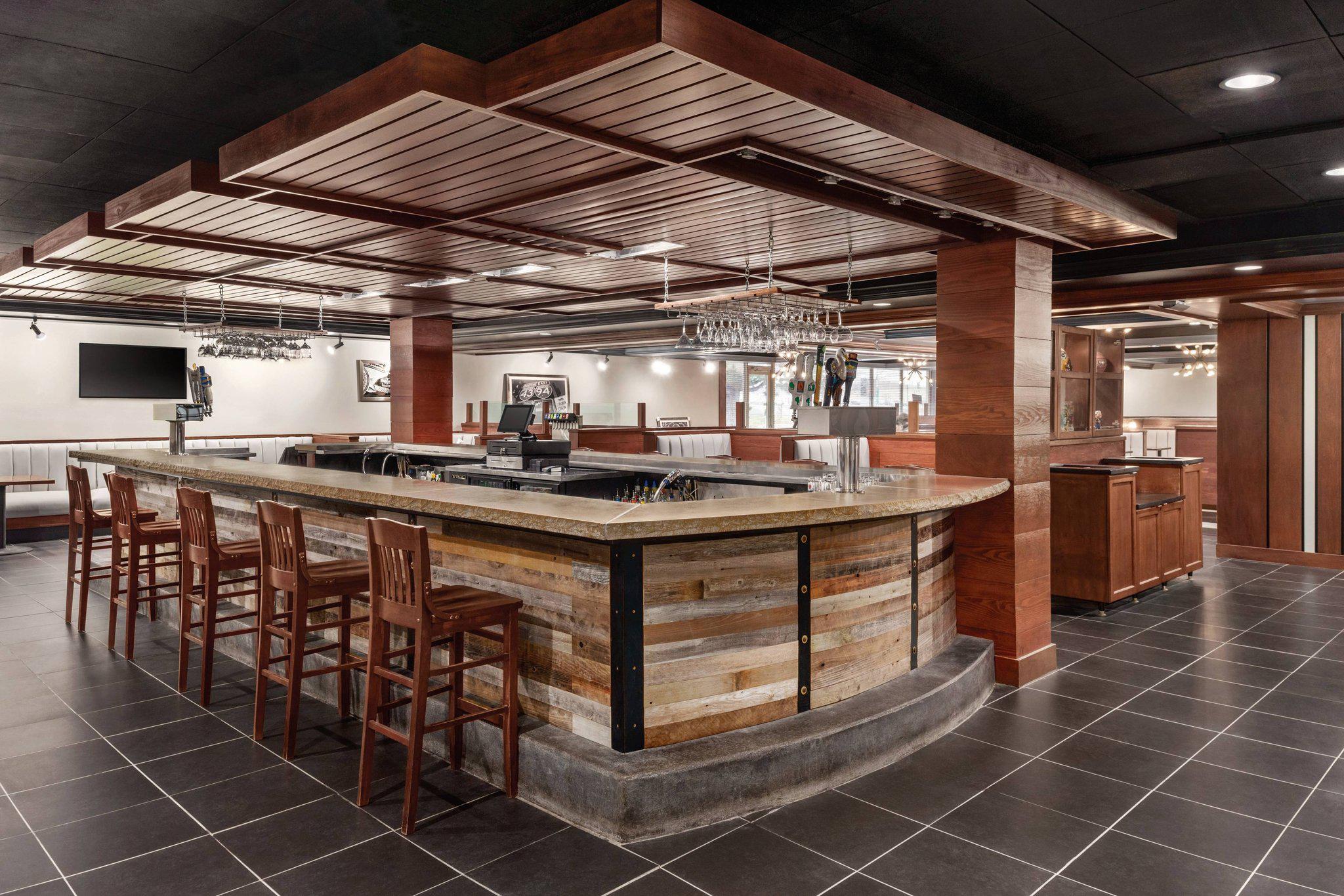 Milwaukee Airport Hotel Photo