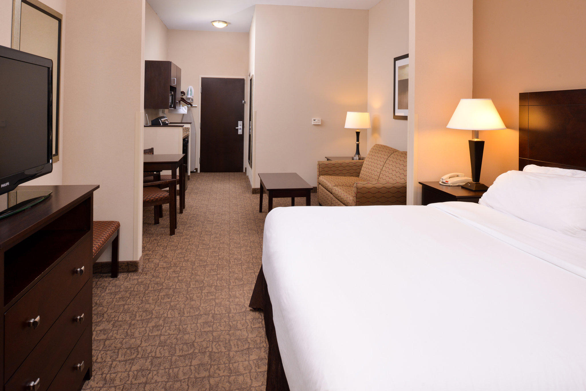 Holiday Inn Express & Suites Fairmont Photo