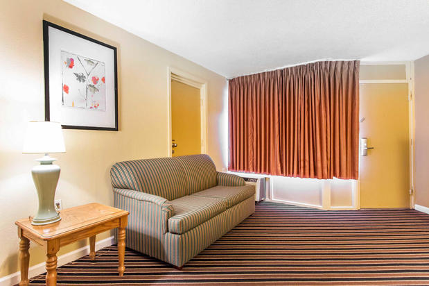 Images Econo Lodge Inn & Suites