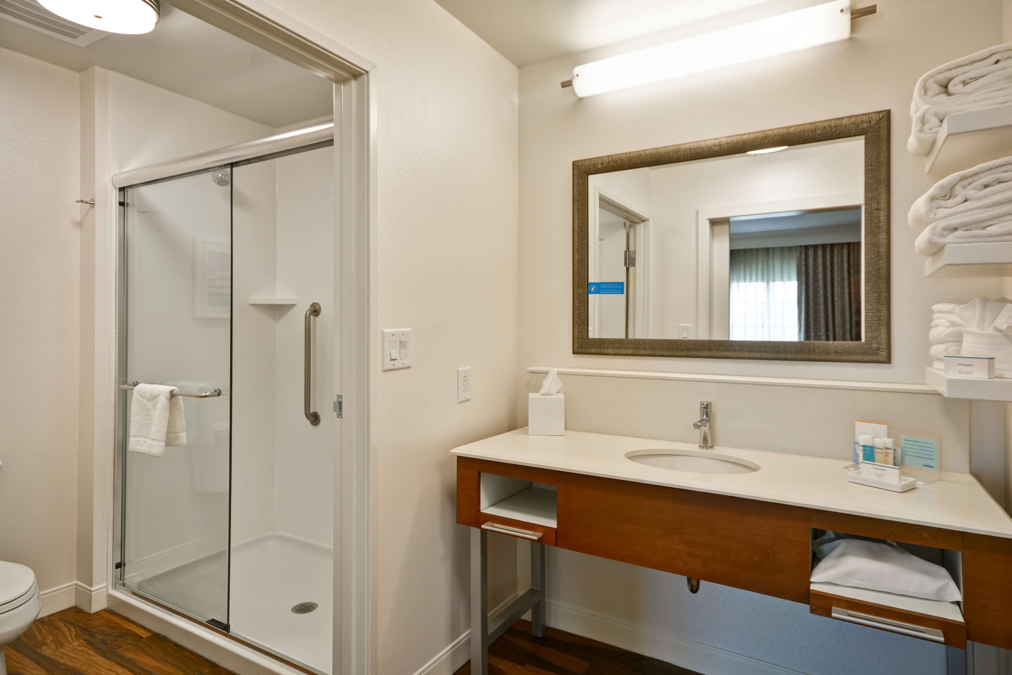 Guest room bath