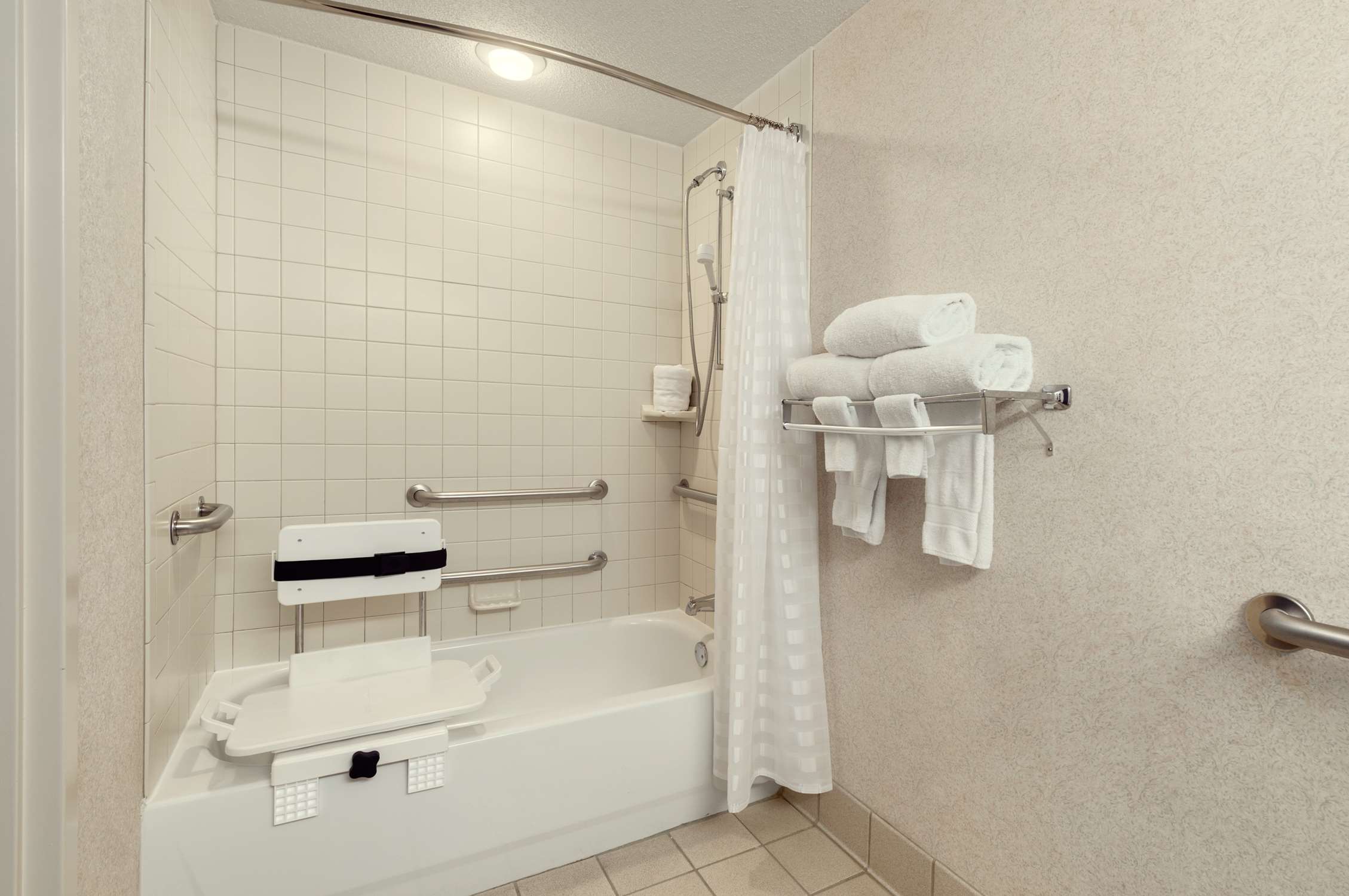 Guest room bath
