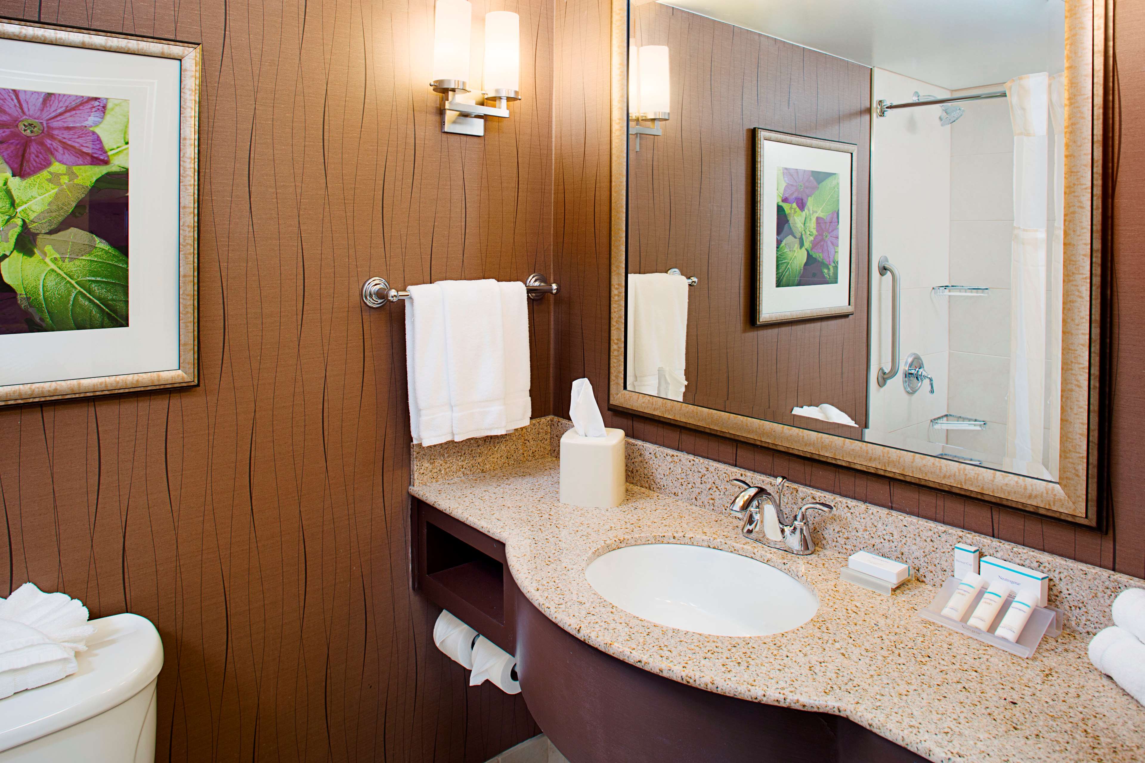 Guest room bath