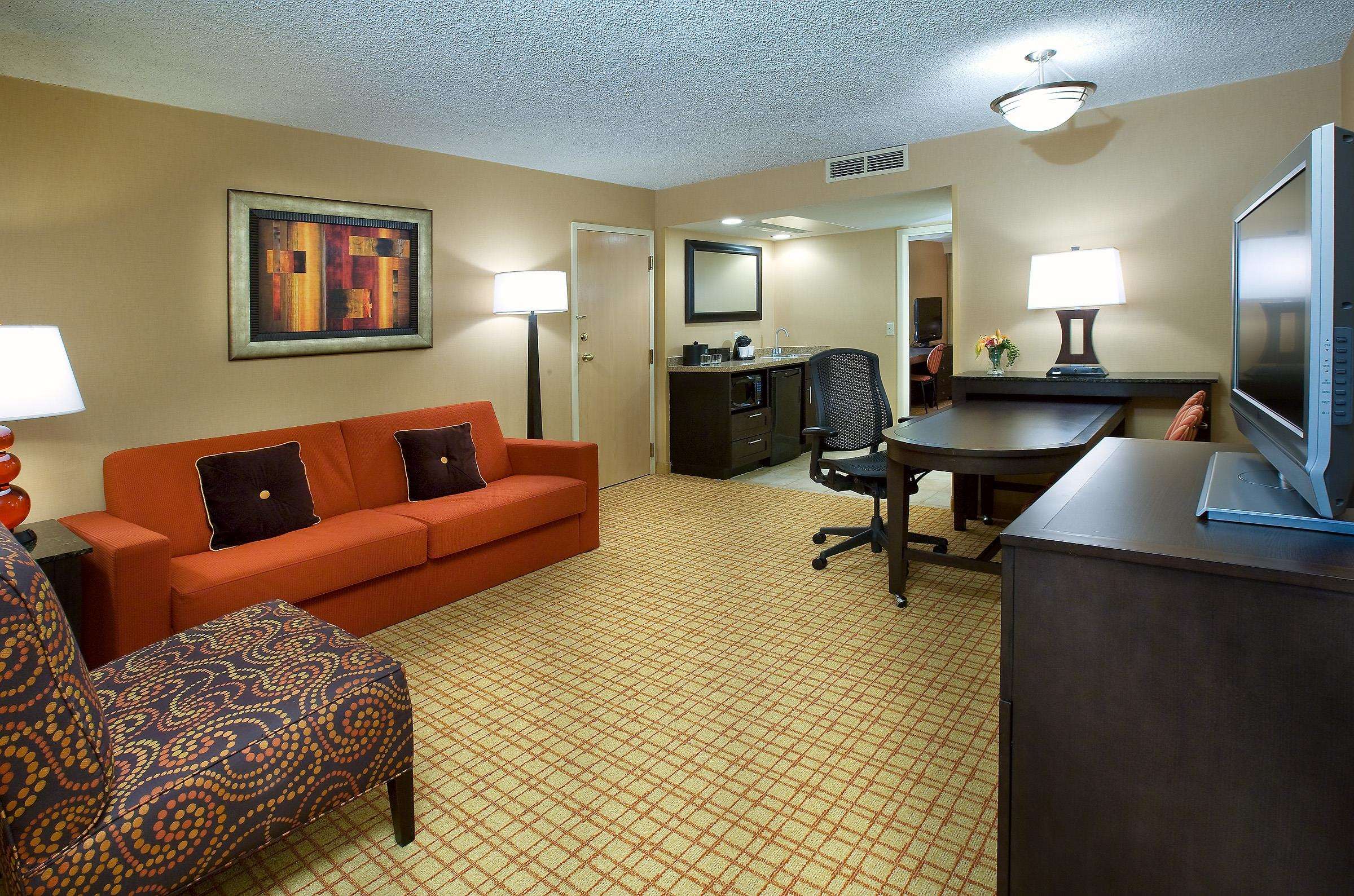 Embassy Suites by Hilton Kansas City International Airport Photo