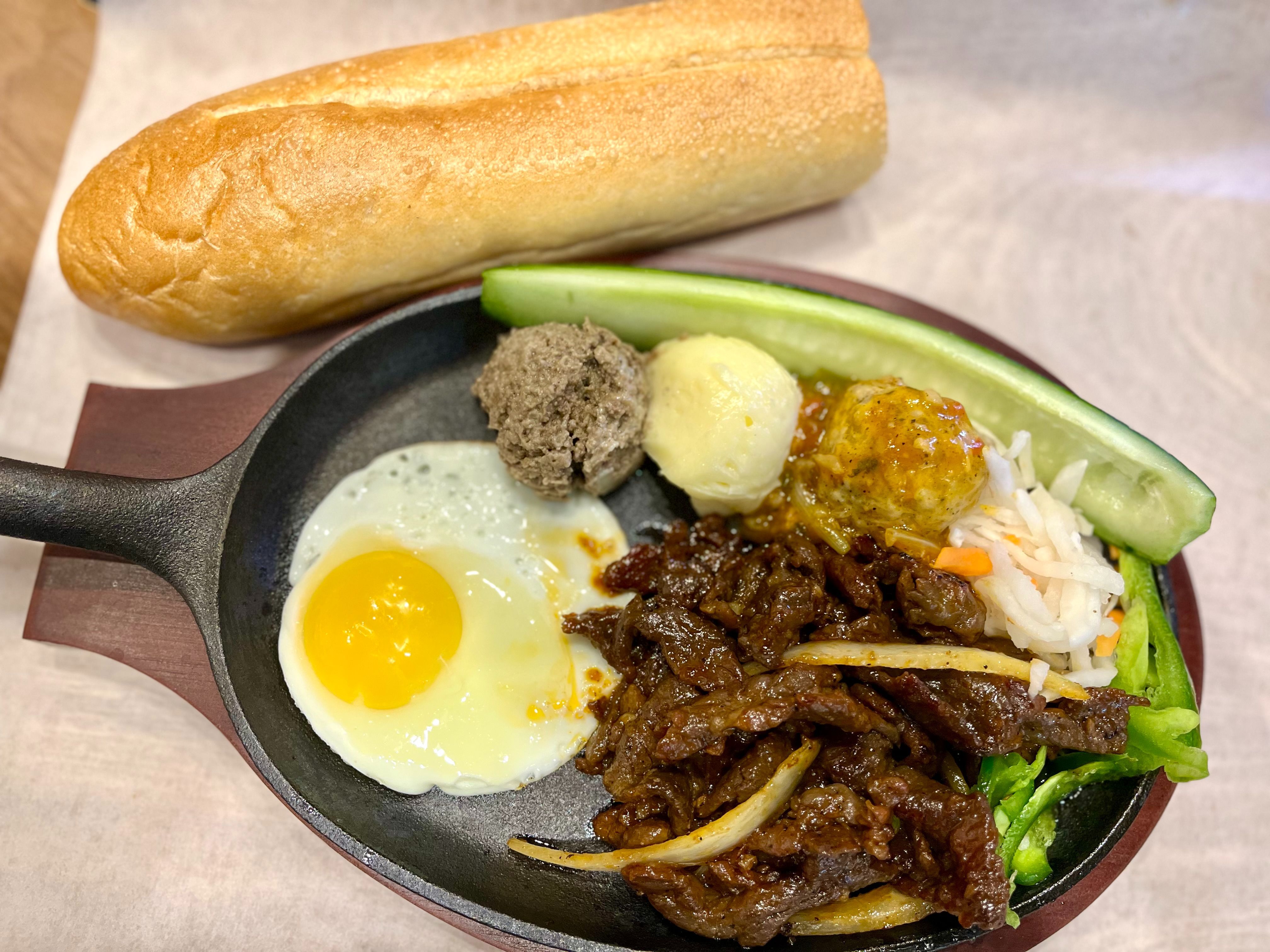 Banh Mi Sizzling Steak Grand (Bò Né Grand, Trứng, Pate, Bơ, Xíu Mại)
