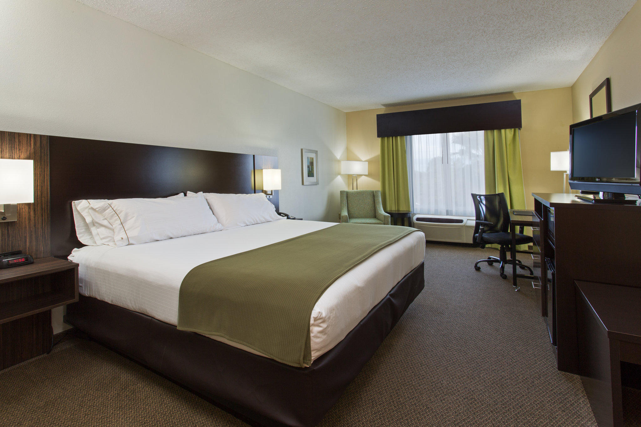 Holiday Inn Express & Suites Tampa-I-75 @ Bruce B. Downs Photo