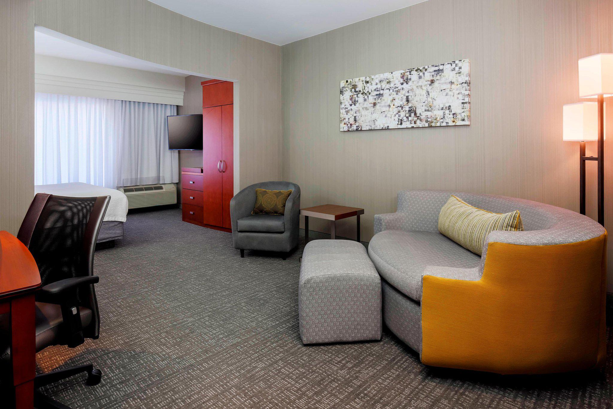 Courtyard by Marriott Dallas Arlington South Photo