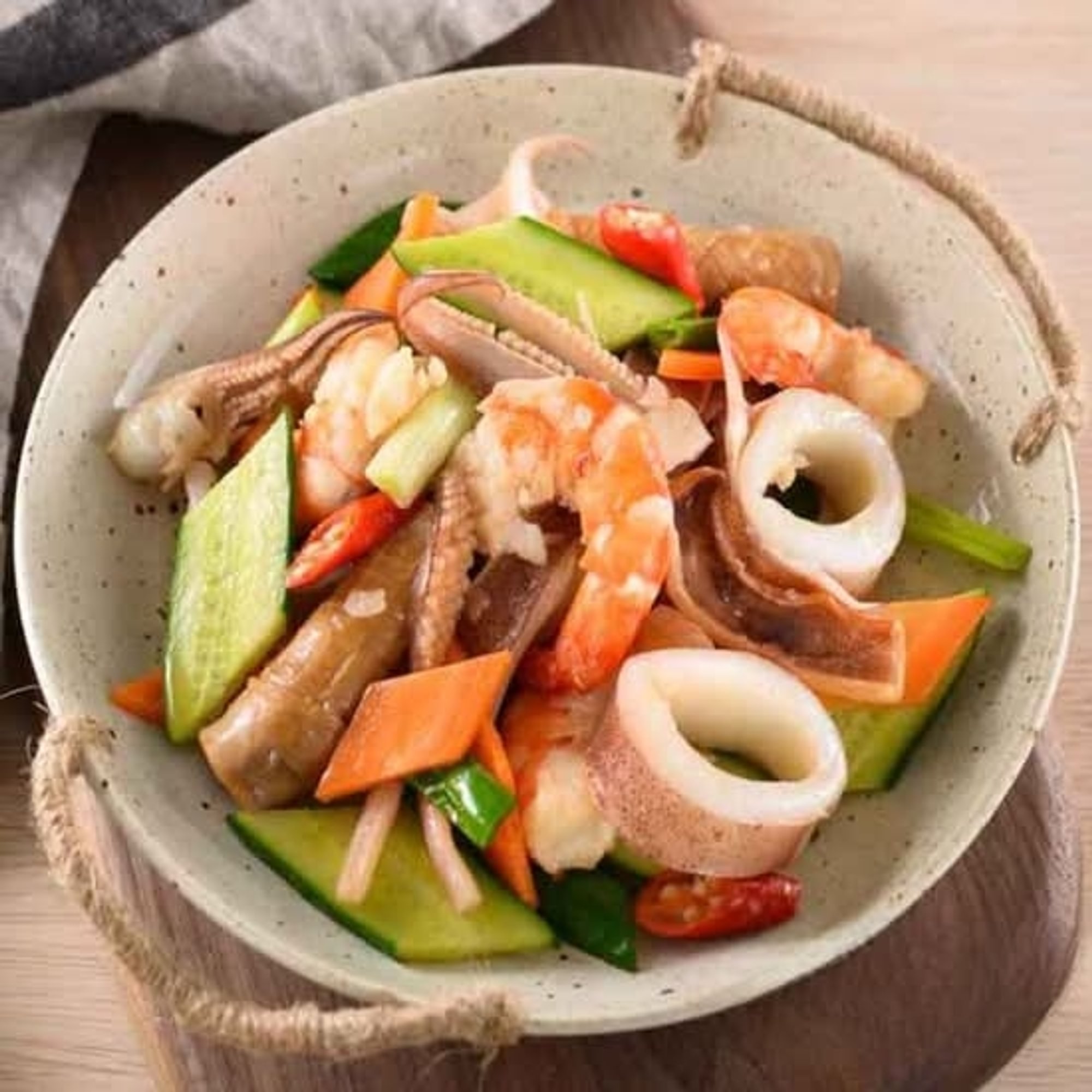 HS16. XO醬炒三鮮/Stir-Fried Seafood Trio in XO Sauce