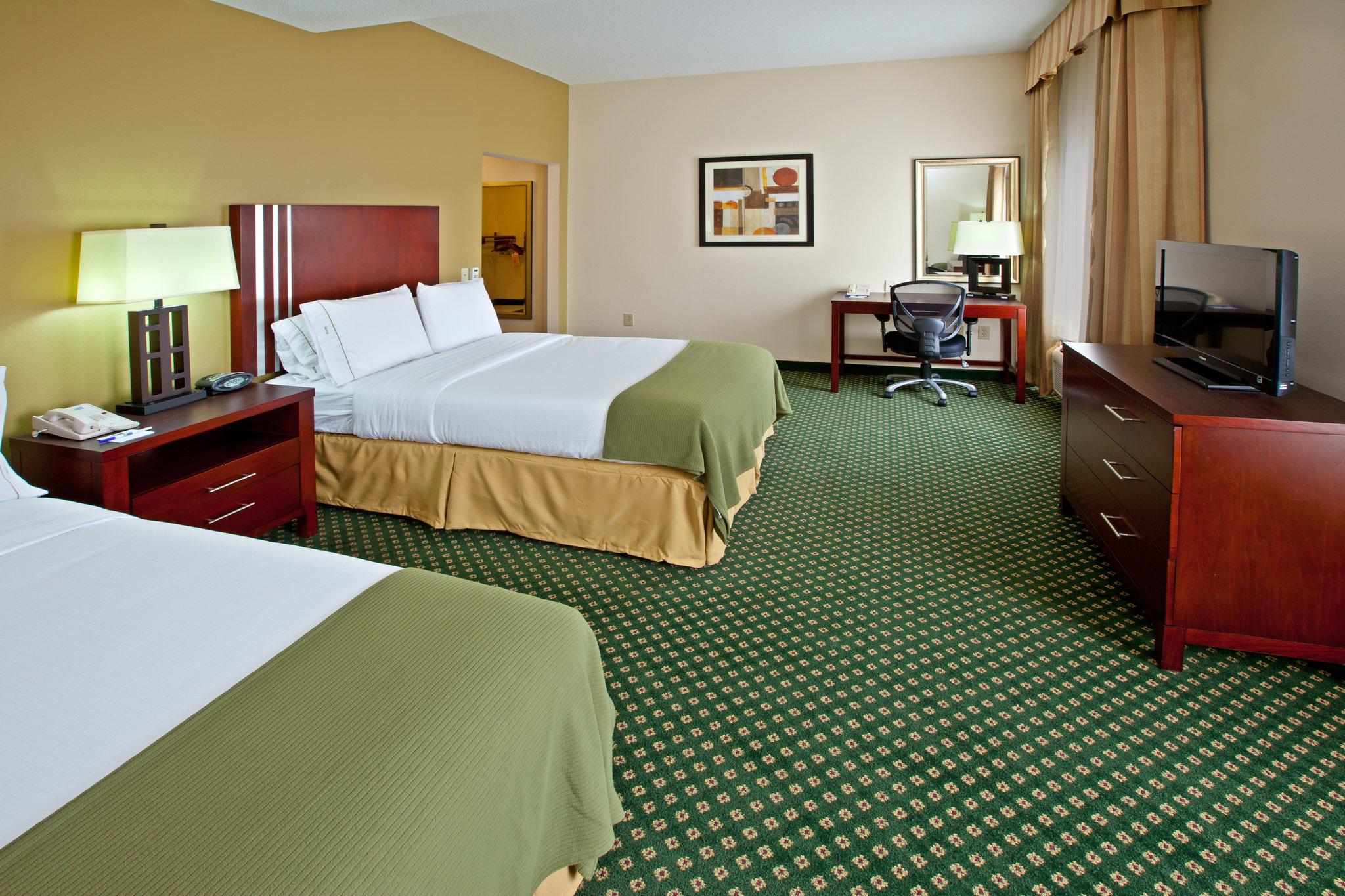 Holiday Inn Express & Suites Indianapolis - East Photo