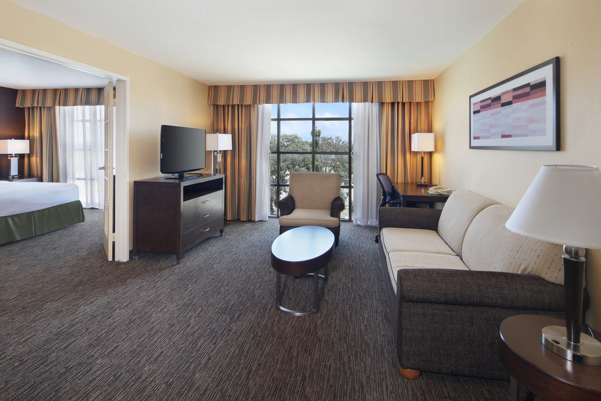 Holiday Inn & Suites Anaheim (1 Blk/Disneyland®) Photo