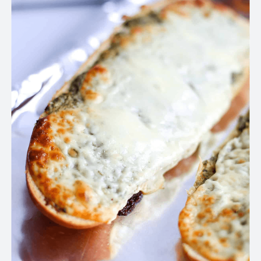 Pesto-alfredo cheese bread