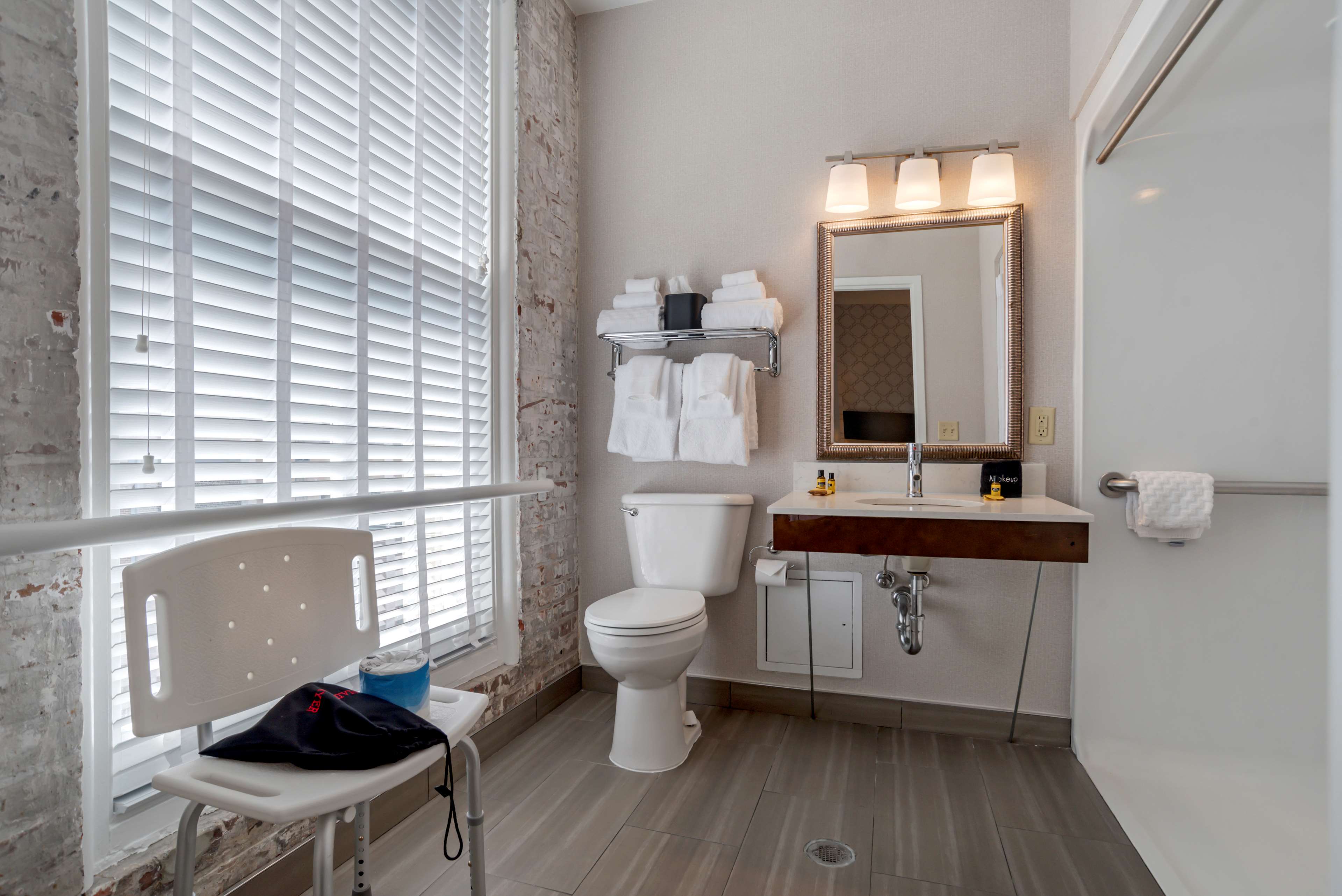 Suite bathroom