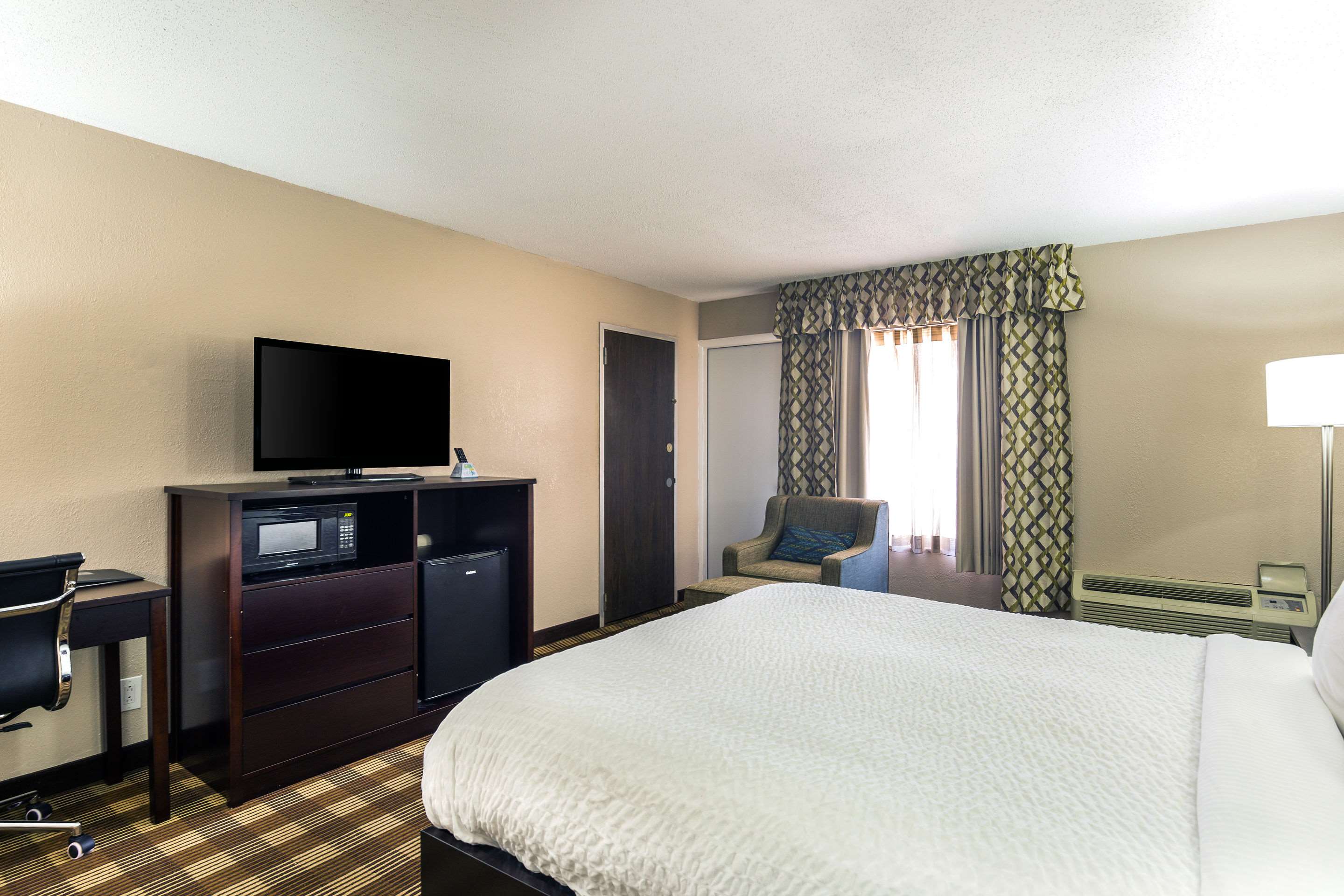 Clarion Inn & Suites Stroudsburg - Poconos Photo