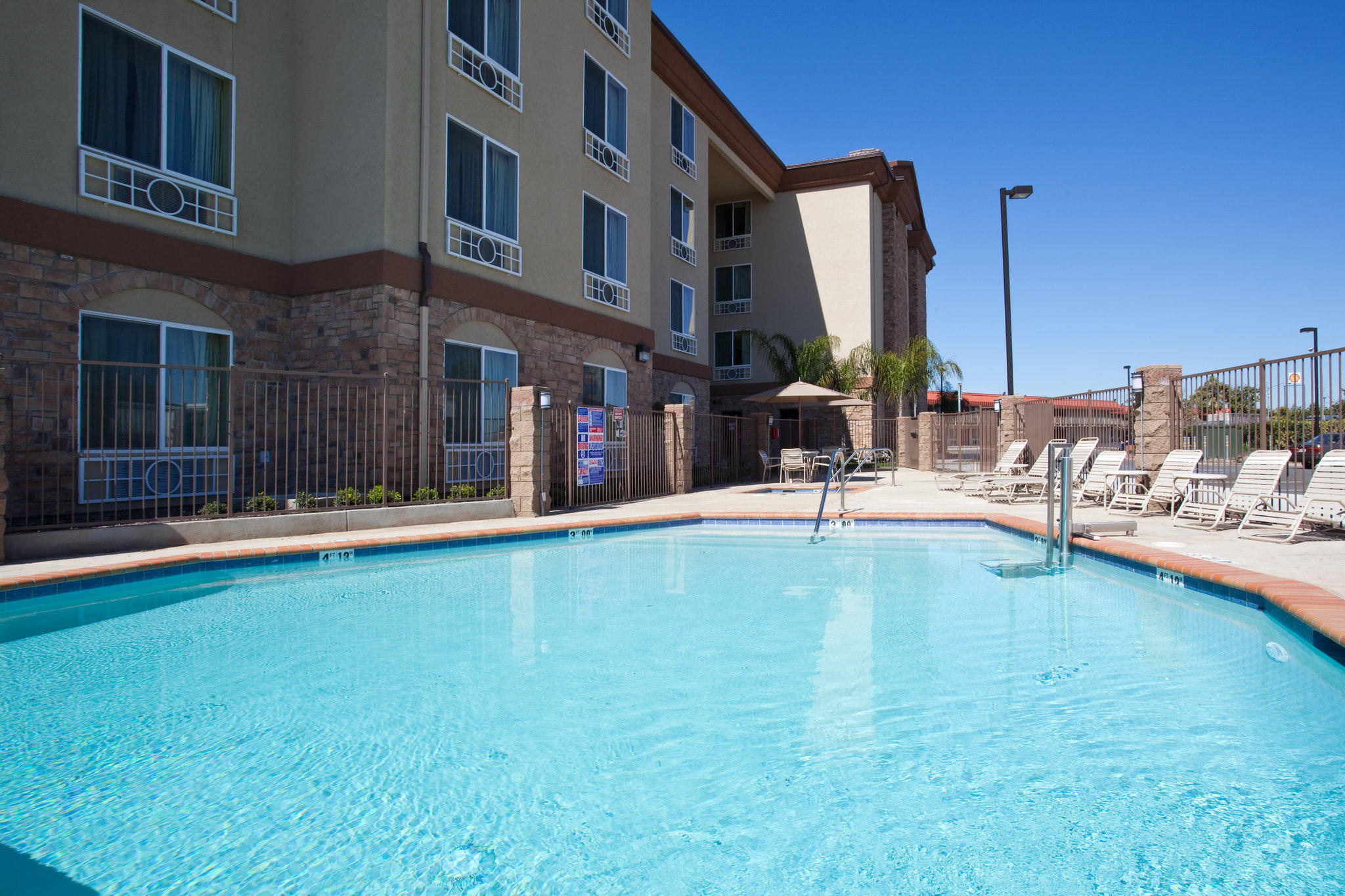 Holiday Inn Express & Suites Fresno South Photo