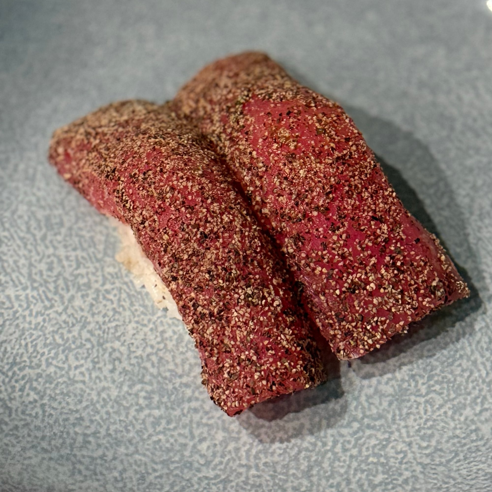 Seared pepper tuna sushi (2pcs) / sashimi (3pcs)