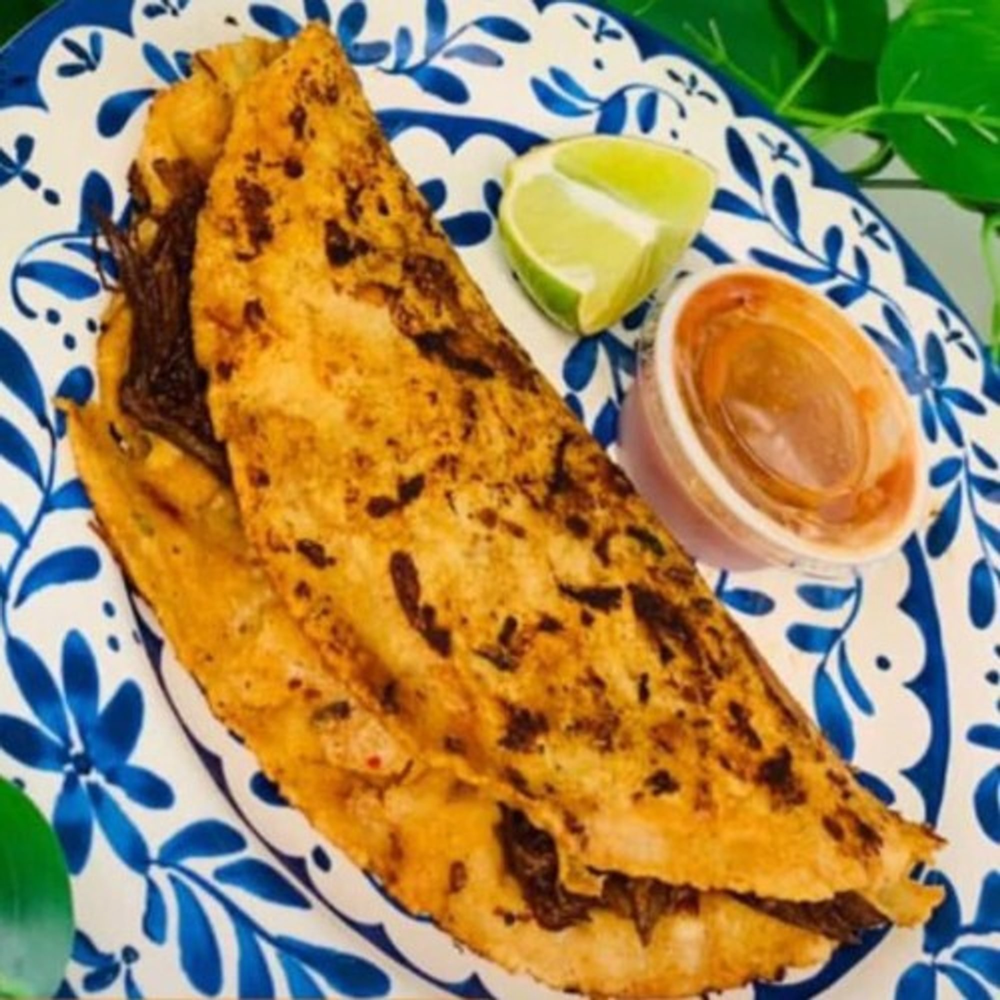 Quesadilla de Birria y Consomé