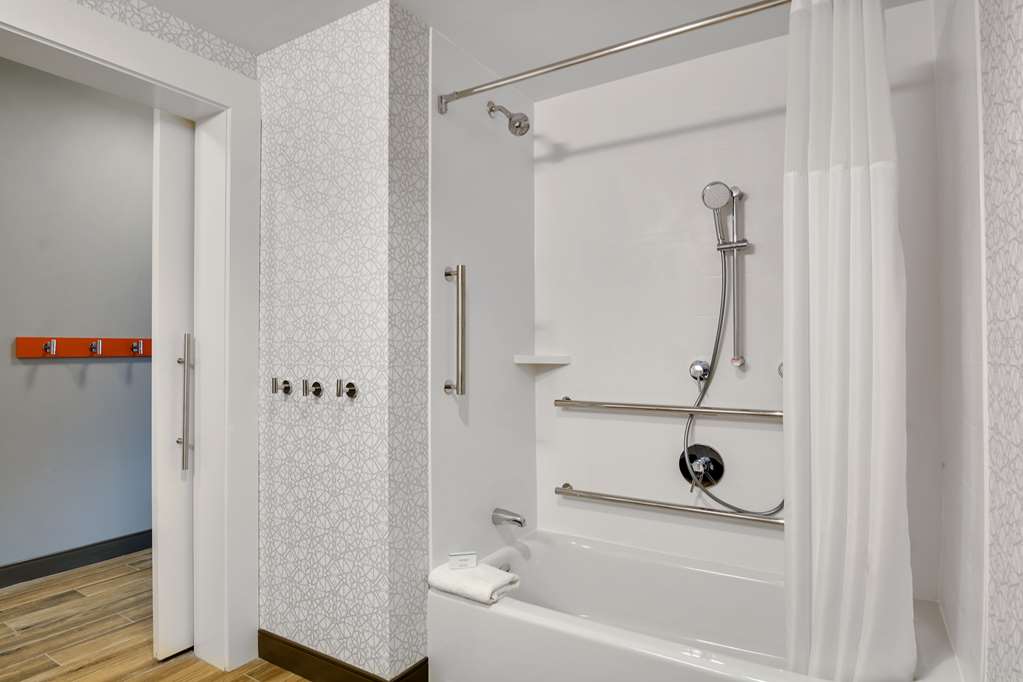 Hampton Inn Salem Boston Image