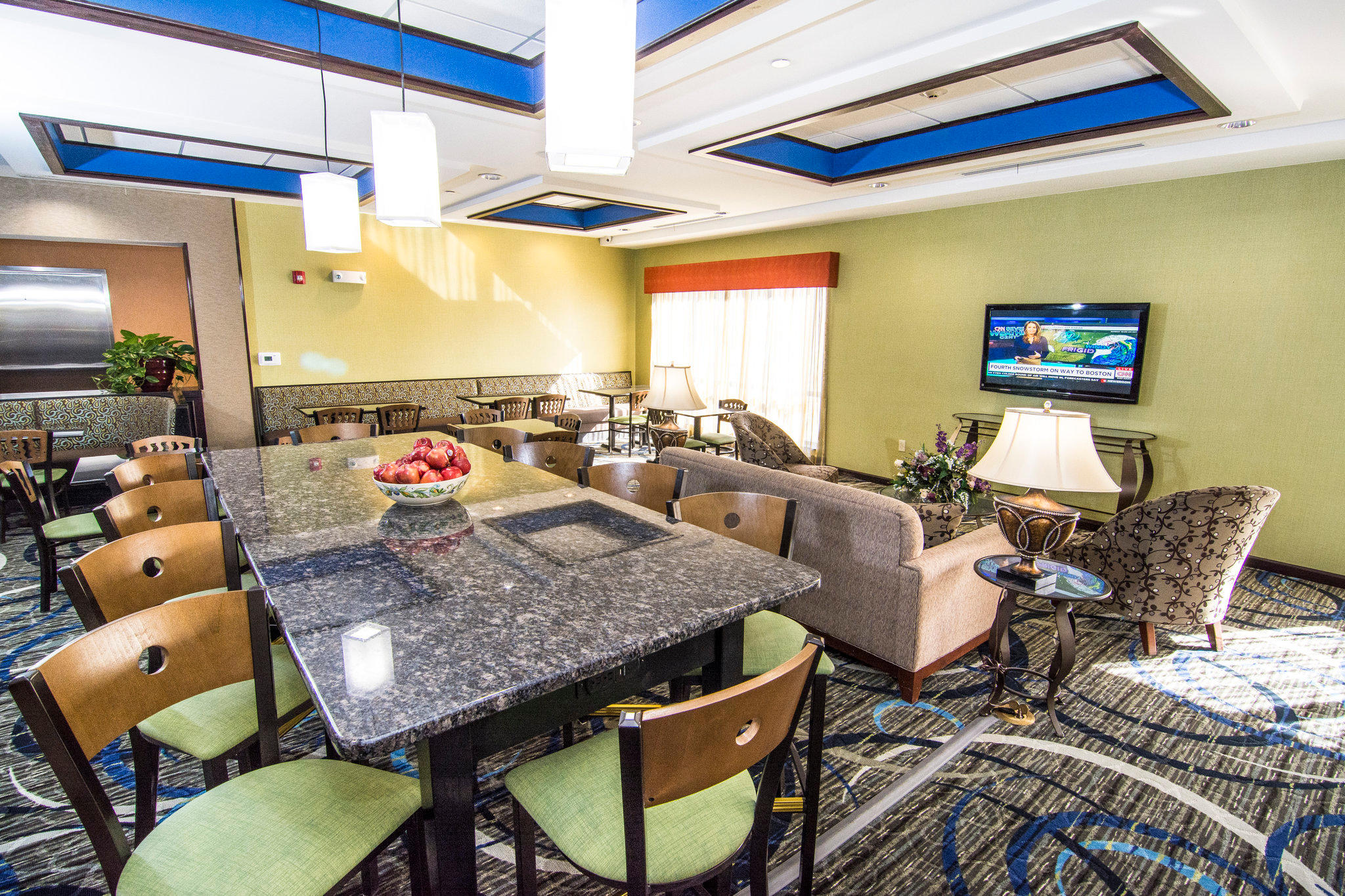 Holiday Inn Express & Suites Elkton - University Area Photo