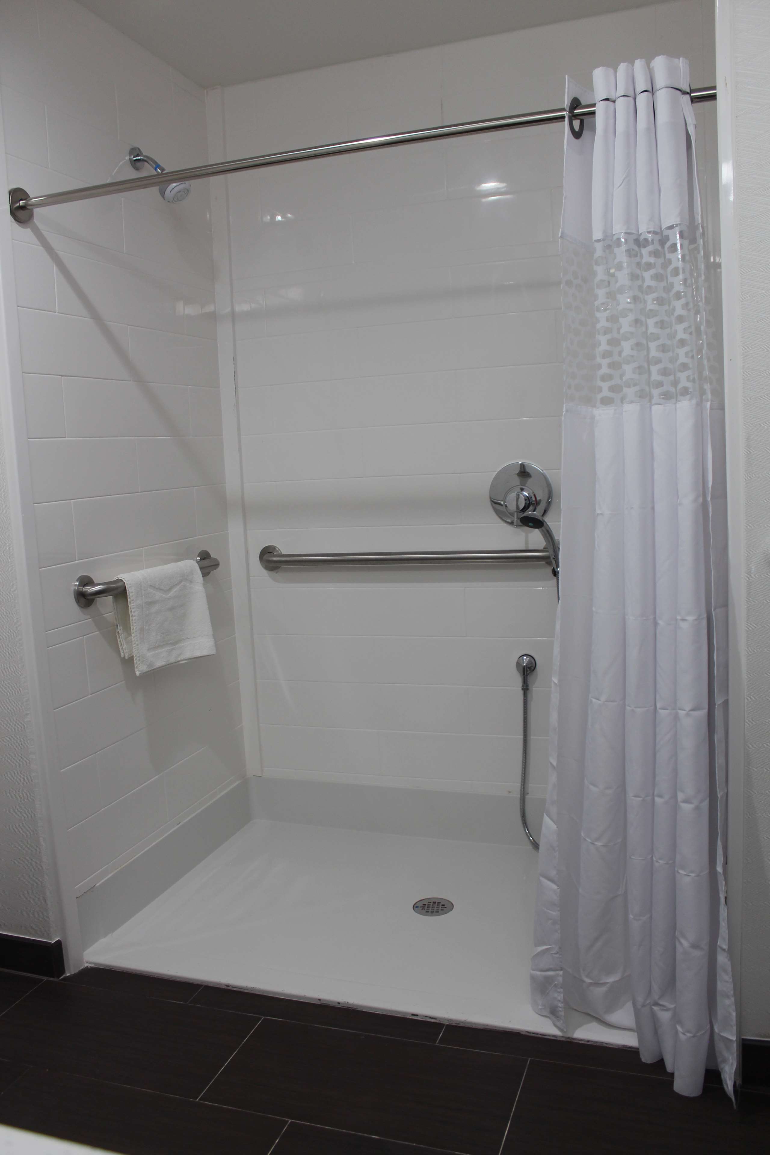 Guest room bath