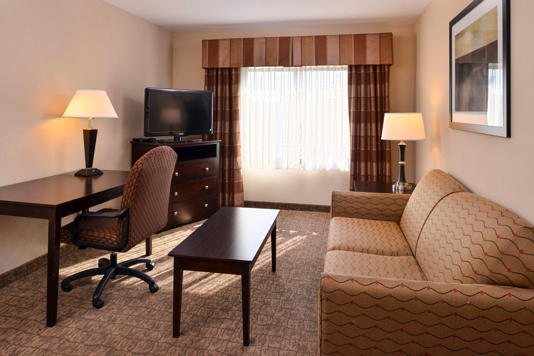 Holiday Inn Express & Suites Fairmont Photo