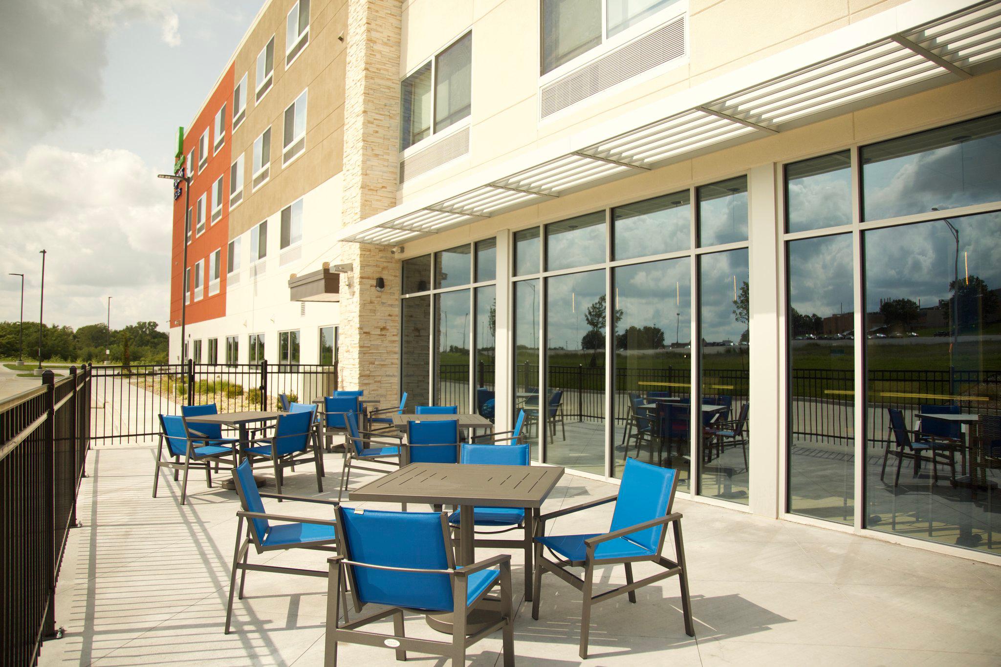 Holiday Inn Express & Suites Lee's Summit - Kansas City Photo