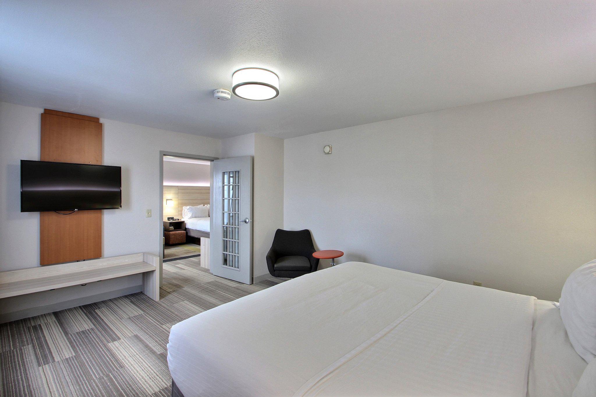 Holiday Inn Express & Suites Milwaukee Airport Photo
