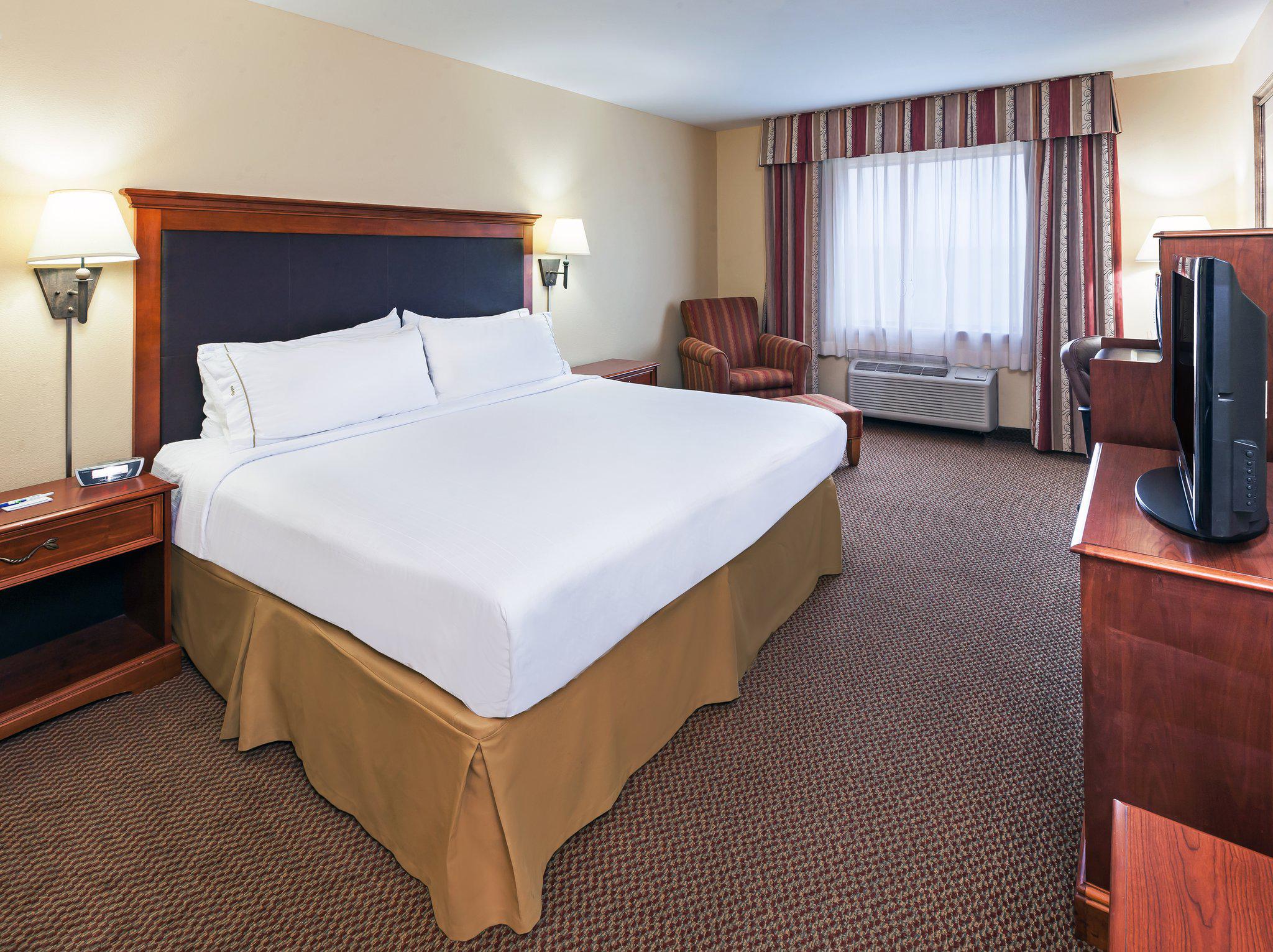 Holiday Inn Express & Suites Laredo-Event Center Area Photo