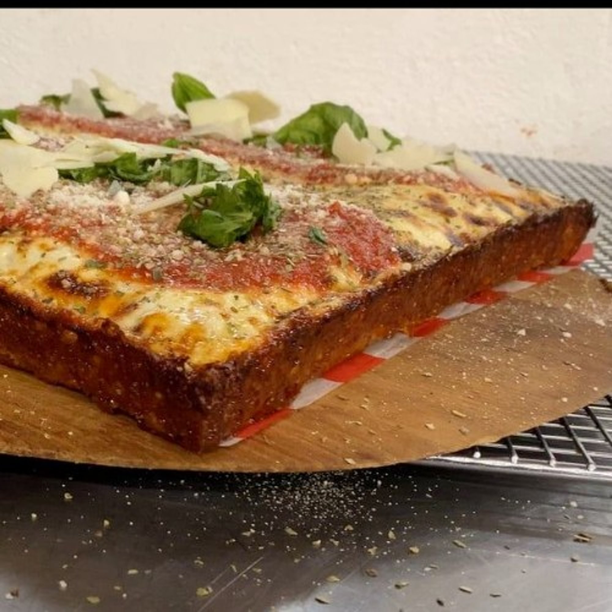 "Detroit" Style PAN Pizza (Caramelized Cheesy Crust)