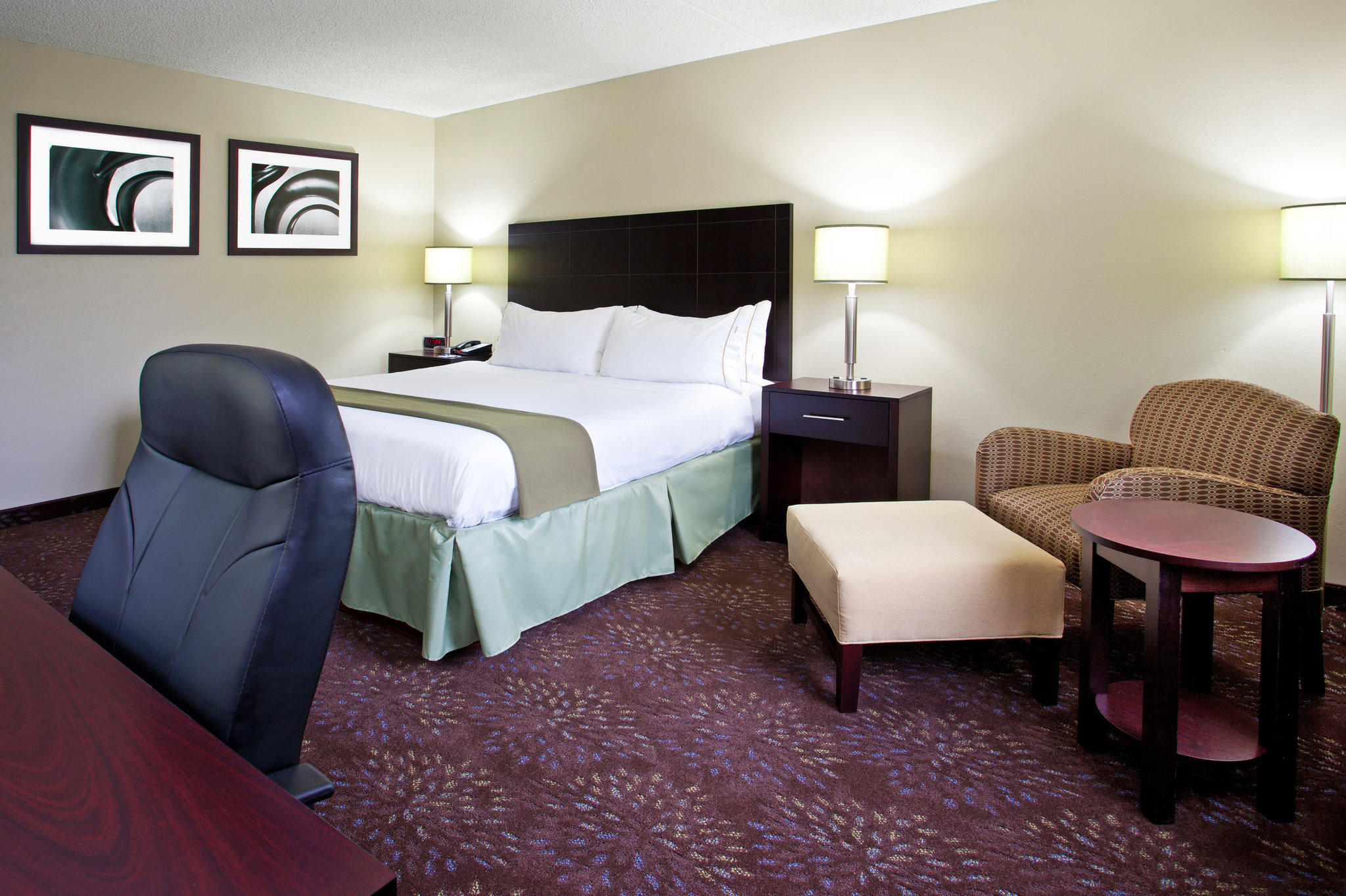 Holiday Inn Express & Suites Pittsburgh Airport Photo