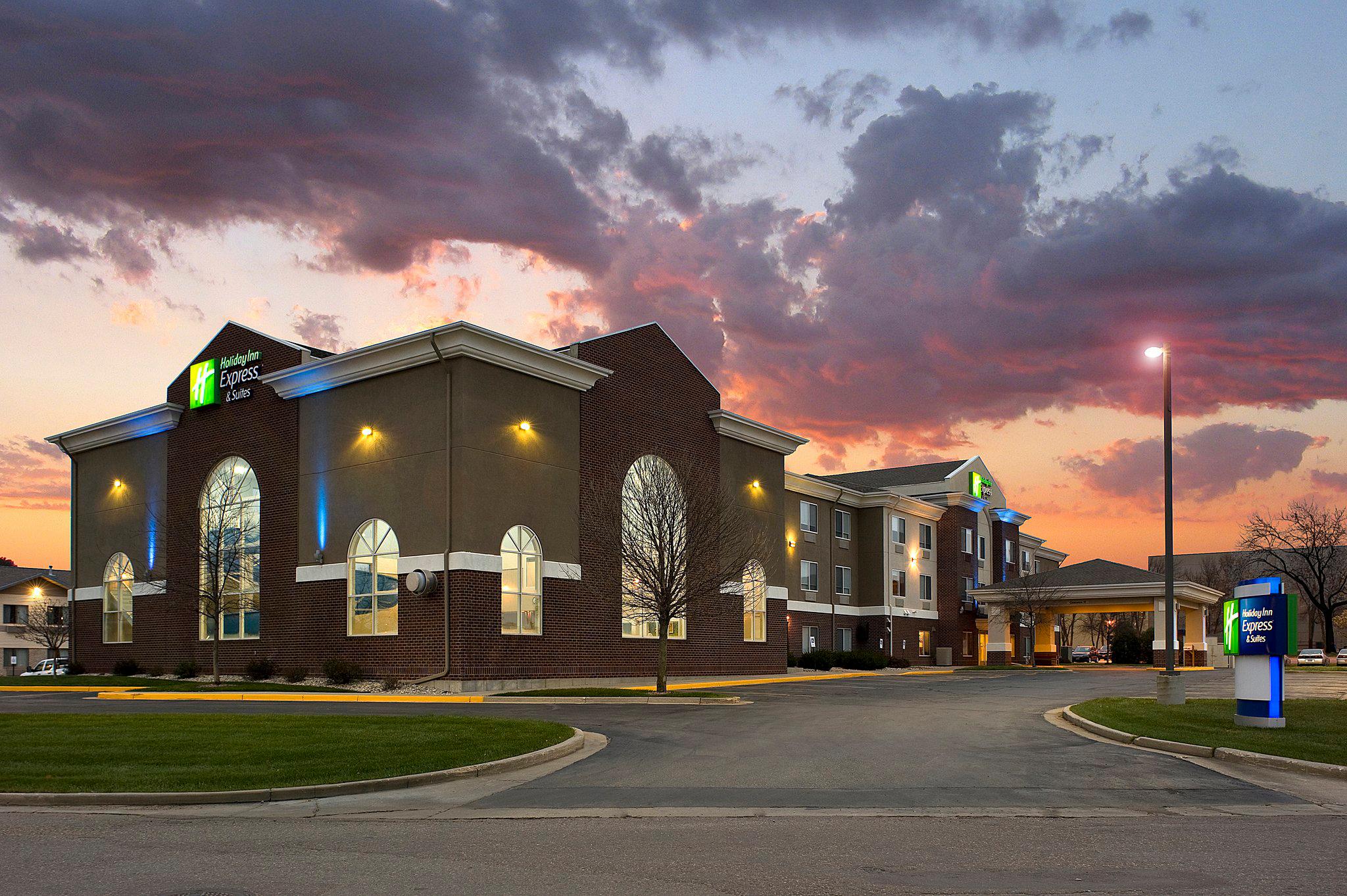 Holiday Inn Express & Suites Brookings Photo
