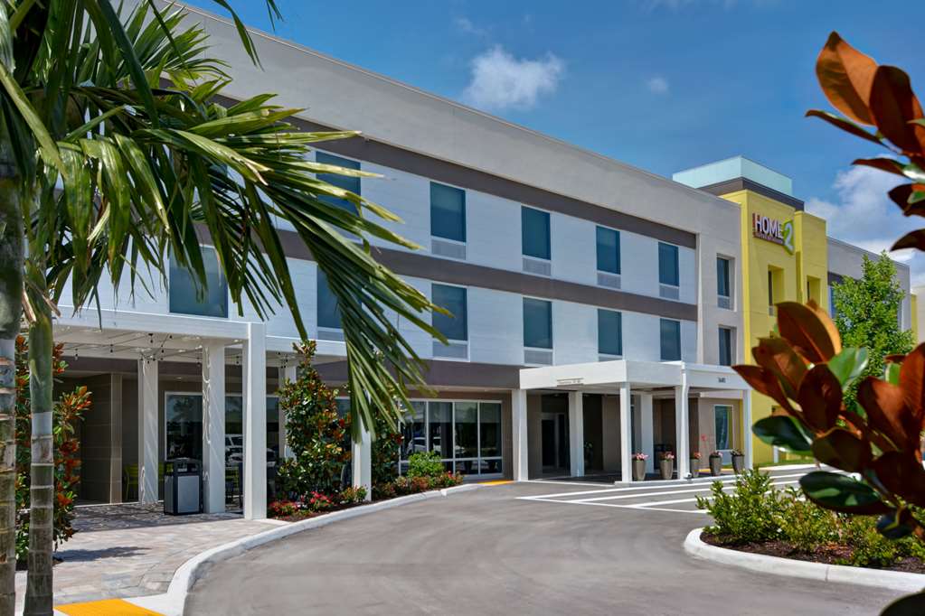 Home2 Suites by Hilton Naples I-75 Pine Ridge Road Logo