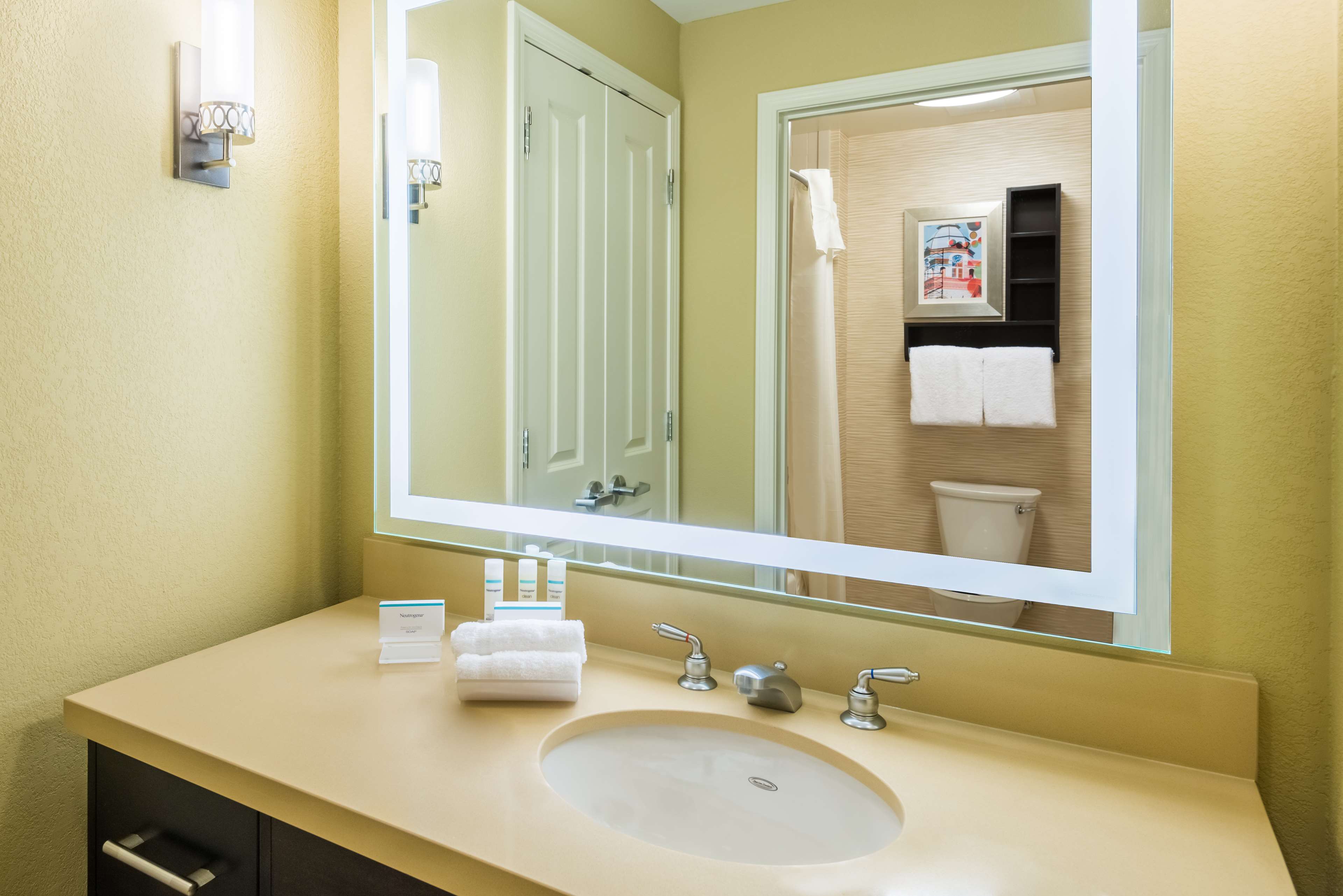 Guest room bath