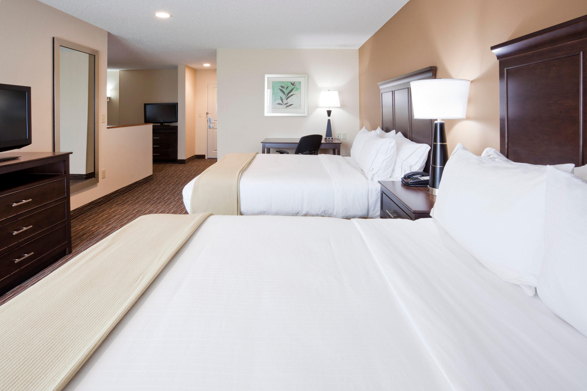 Holiday Inn Express & Suites Willmar Photo