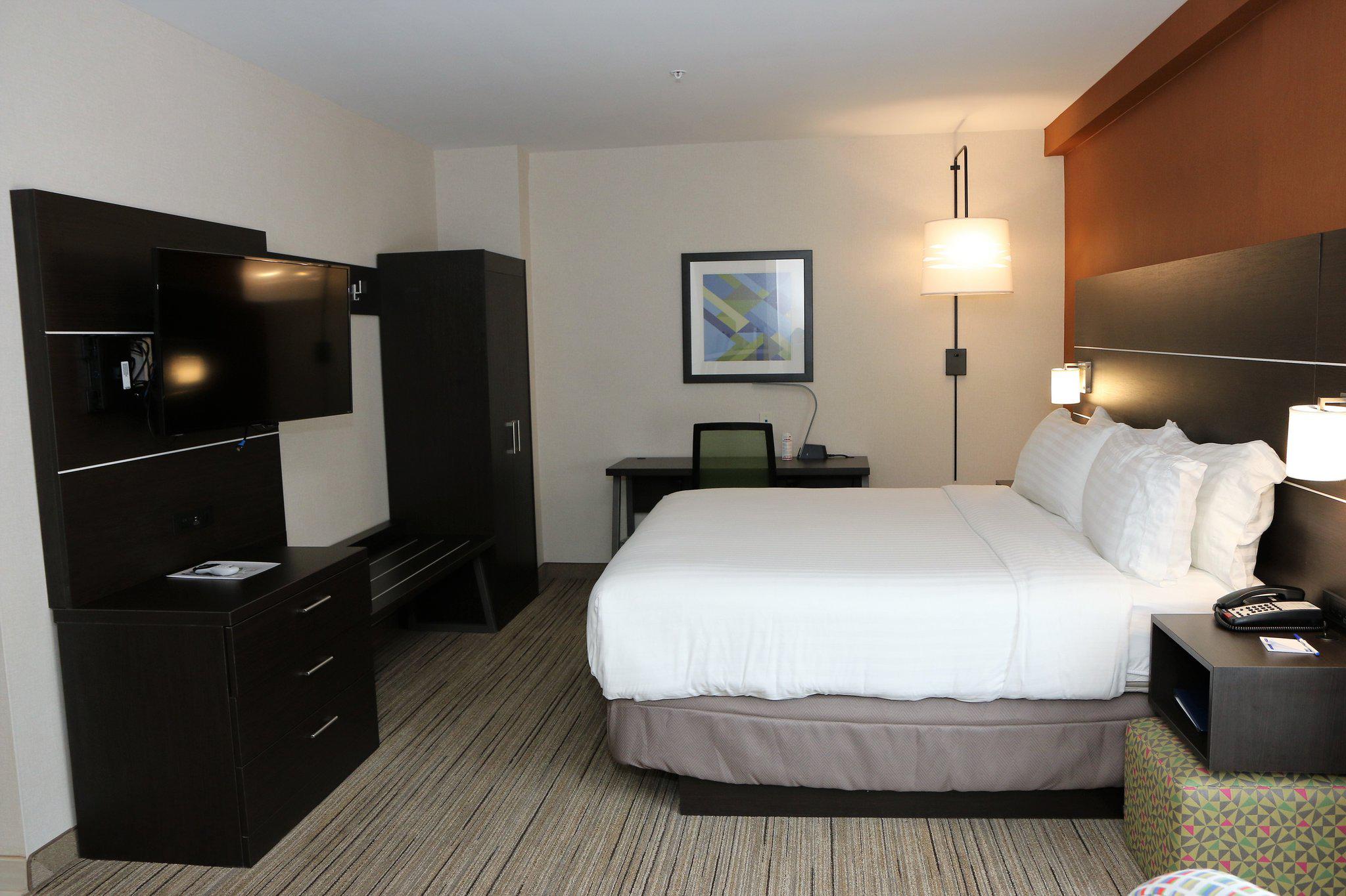 Holiday Inn Express & Suites Alabaster Photo